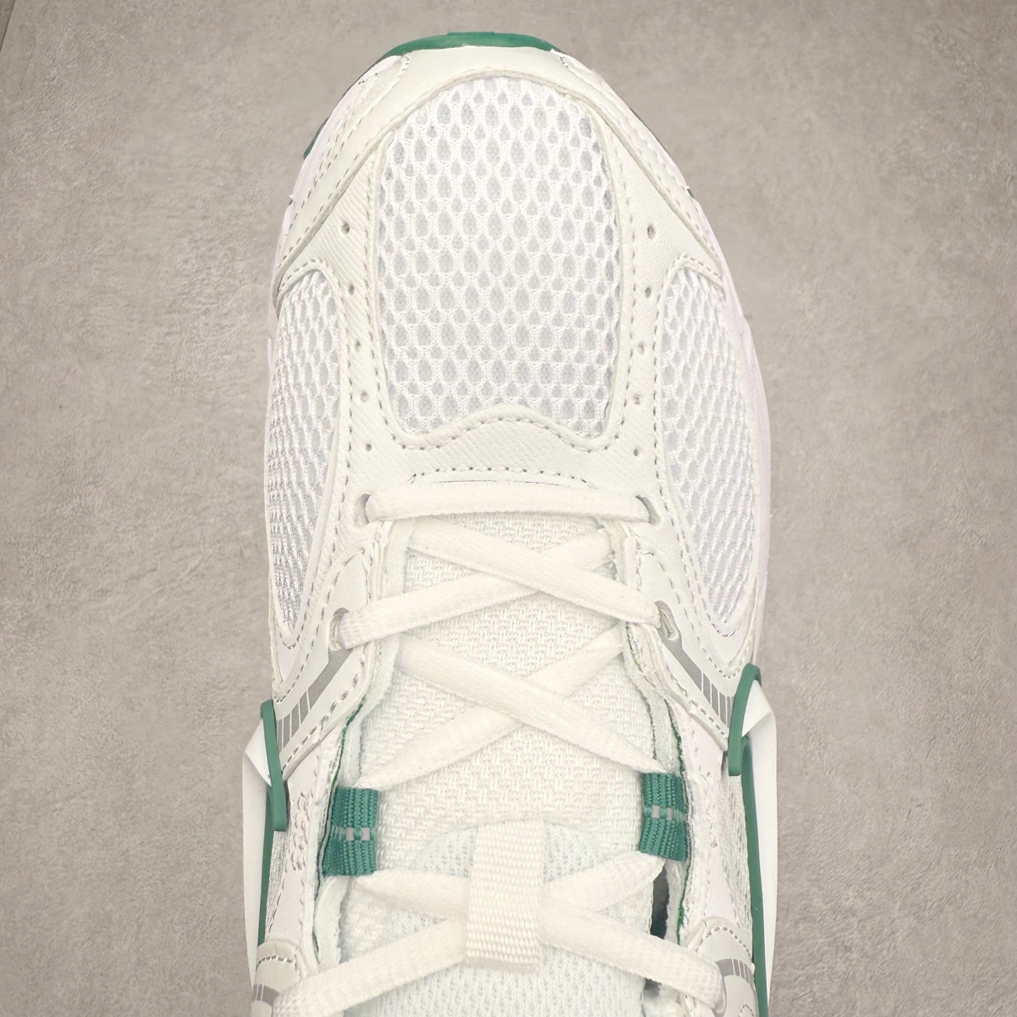 图片[4]-NK V5 RNR 舒适百搭防滑耐磨低帮跑步鞋 HQ7901-106 舒适有型适合日常穿着 该鞋款延续千禧年经典设计搭载泡绵中底 厚实而轻盈匠心细节巧搭立体耐克勾标志焕新演绎复古跑鞋 鞋款从千禧年美学汲取灵感 混搭多种材质突显层次感立体感和传统跑步风范 尺码：36 36.5 37.5 38 38.5 39 40 40.5 41 42 42.5 43 44 44.5 45-选品中心