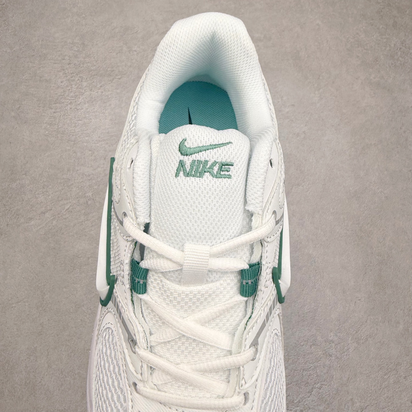 图片[5]-NK V5 RNR 舒适百搭防滑耐磨低帮跑步鞋 HQ7901-106 舒适有型适合日常穿着 该鞋款延续千禧年经典设计搭载泡绵中底 厚实而轻盈匠心细节巧搭立体耐克勾标志焕新演绎复古跑鞋 鞋款从千禧年美学汲取灵感 混搭多种材质突显层次感立体感和传统跑步风范 尺码：36 36.5 37.5 38 38.5 39 40 40.5 41 42 42.5 43 44 44.5 45-选品中心