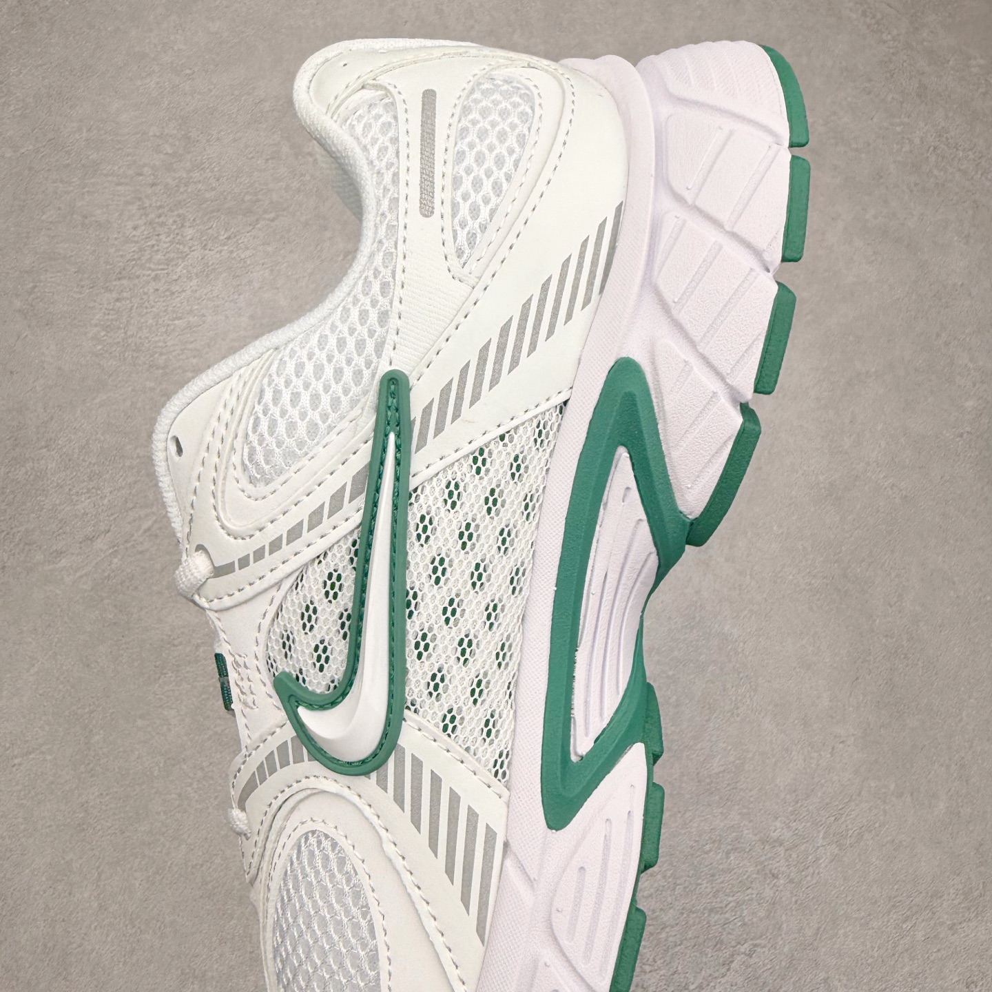 图片[7]-NK V5 RNR 舒适百搭防滑耐磨低帮跑步鞋 HQ7901-106 舒适有型适合日常穿着 该鞋款延续千禧年经典设计搭载泡绵中底 厚实而轻盈匠心细节巧搭立体耐克勾标志焕新演绎复古跑鞋 鞋款从千禧年美学汲取灵感 混搭多种材质突显层次感立体感和传统跑步风范 尺码：36 36.5 37.5 38 38.5 39 40 40.5 41 42 42.5 43 44 44.5 45-选品中心