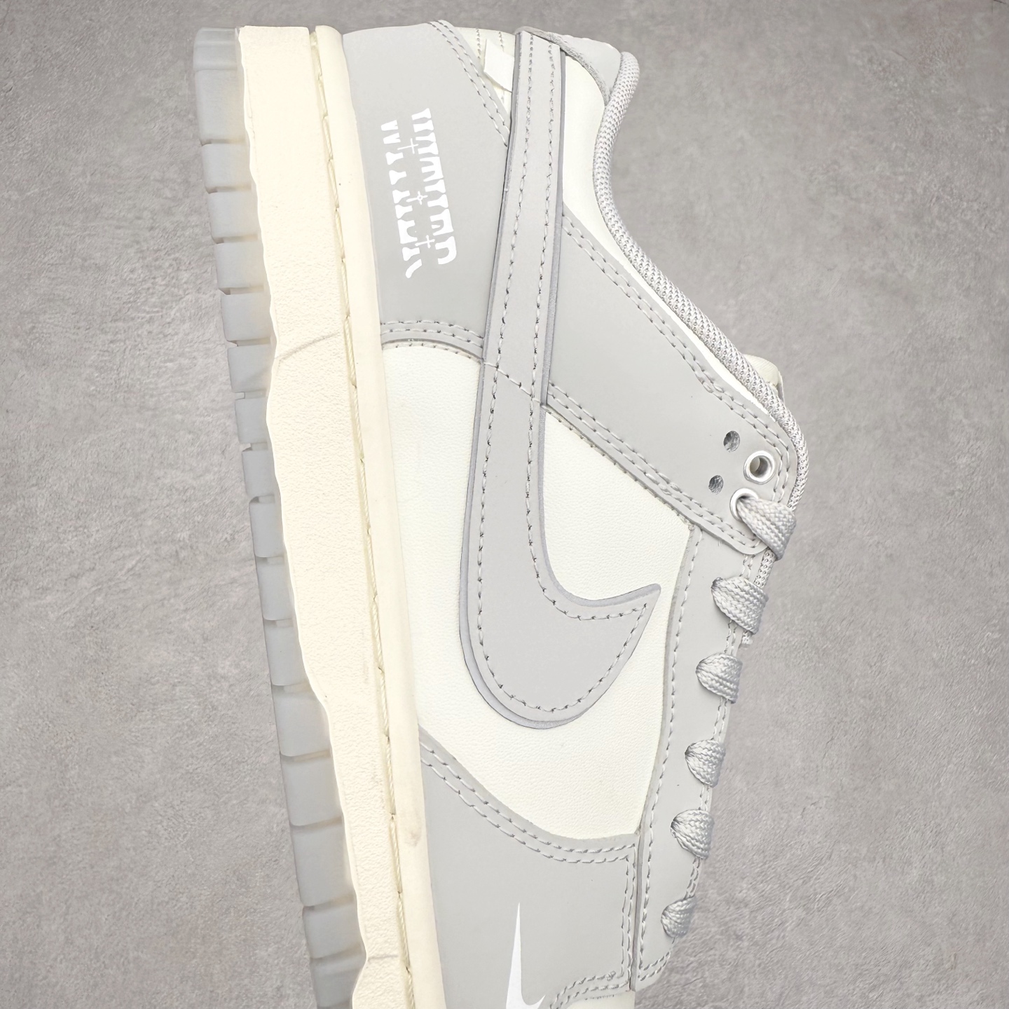 图片[6]-＃YC纯原 NK Dunk Low 咏叹凋 GW0414-023 当迪奥灰与奢感米白在鞋面交织，经典低帮鞋型披上极简灰白铠甲，以质感麂皮诠释高级灰阶美学，演绎不张扬的锋芒。双钩Swoosh如一道锐利笔触，划破单调，留给穿搭无限可能性。后跟「WITHER」烙印是凋零的诗意，也是解构经典后的重生序章——高级灰是永不凋零的密码，谱写灰烬中盛放的街头诗篇。定制系列天花板 无原鞋不开发 全系列得物原鞋一比一校对开发 配色持续更新中 终端对接 优势输出 全套原厂楦头原纸板数据档案倾力打造 原汁原味莞产 极致还原 圈内最强针车工艺 高端零售指定版 广东原厂配套原盒原标 鞋盒分三个尺码段 原厂冲刀 超高清洁度 全鞋零毛边皮料切割 采用原厂百宏鞋带以及原厂百宏织唛舌标 内标可供原厂几率过验 进口原装条纹中底布 四线拉帮白色点胶 原厂拉帮手法遵循公司 原厂电绣 极致还原 尺码：36 36.5 37.5 38 38.5 39 40 40.5 41 42 42.5 43 44 44.5 45 46-选品中心