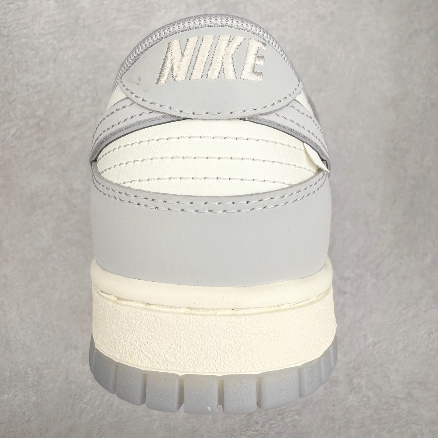 图片[8]-＃YC纯原 NK Dunk Low 咏叹凋 GW0414-023 当迪奥灰与奢感米白在鞋面交织，经典低帮鞋型披上极简灰白铠甲，以质感麂皮诠释高级灰阶美学，演绎不张扬的锋芒。双钩Swoosh如一道锐利笔触，划破单调，留给穿搭无限可能性。后跟「WITHER」烙印是凋零的诗意，也是解构经典后的重生序章——高级灰是永不凋零的密码，谱写灰烬中盛放的街头诗篇。定制系列天花板 无原鞋不开发 全系列得物原鞋一比一校对开发 配色持续更新中 终端对接 优势输出 全套原厂楦头原纸板数据档案倾力打造 原汁原味莞产 极致还原 圈内最强针车工艺 高端零售指定版 广东原厂配套原盒原标 鞋盒分三个尺码段 原厂冲刀 超高清洁度 全鞋零毛边皮料切割 采用原厂百宏鞋带以及原厂百宏织唛舌标 内标可供原厂几率过验 进口原装条纹中底布 四线拉帮白色点胶 原厂拉帮手法遵循公司 原厂电绣 极致还原 尺码：36 36.5 37.5 38 38.5 39 40 40.5 41 42 42.5 43 44 44.5 45 46-选品中心