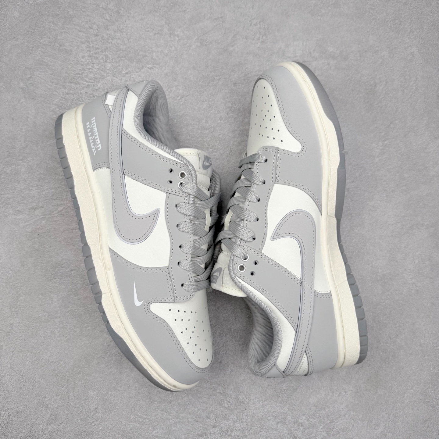 图片[3]-＃YC纯原 NK Dunk Low 咏叹凋 GW0414-023 当迪奥灰与奢感米白在鞋面交织，经典低帮鞋型披上极简灰白铠甲，以质感麂皮诠释高级灰阶美学，演绎不张扬的锋芒。双钩Swoosh如一道锐利笔触，划破单调，留给穿搭无限可能性。后跟「WITHER」烙印是凋零的诗意，也是解构经典后的重生序章——高级灰是永不凋零的密码，谱写灰烬中盛放的街头诗篇。定制系列天花板 无原鞋不开发 全系列得物原鞋一比一校对开发 配色持续更新中 终端对接 优势输出 全套原厂楦头原纸板数据档案倾力打造 原汁原味莞产 极致还原 圈内最强针车工艺 高端零售指定版 广东原厂配套原盒原标 鞋盒分三个尺码段 原厂冲刀 超高清洁度 全鞋零毛边皮料切割 采用原厂百宏鞋带以及原厂百宏织唛舌标 内标可供原厂几率过验 进口原装条纹中底布 四线拉帮白色点胶 原厂拉帮手法遵循公司 原厂电绣 极致还原 尺码：36 36.5 37.5 38 38.5 39 40 40.5 41 42 42.5 43 44 44.5 45 46-选品中心