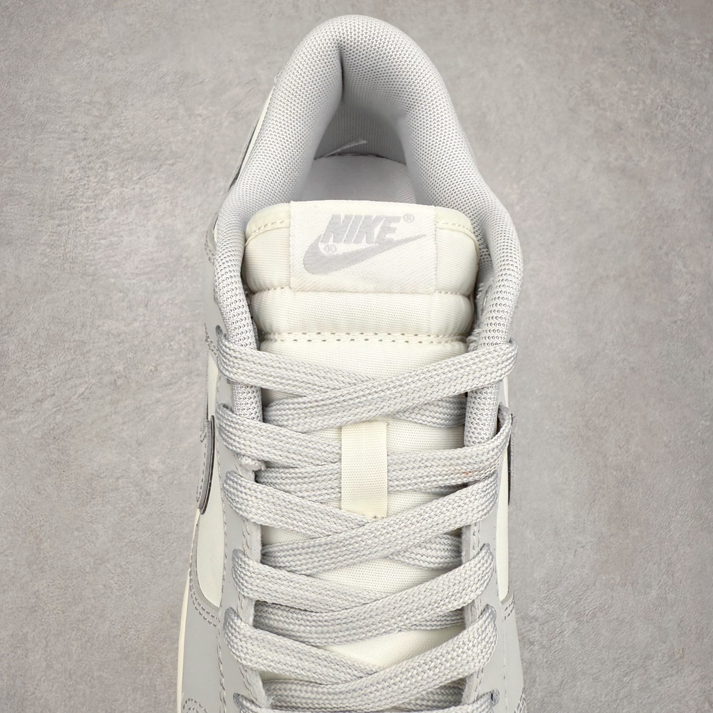 图片[5]-＃YC纯原 NK Dunk Low 咏叹凋 GW0414-023 当迪奥灰与奢感米白在鞋面交织，经典低帮鞋型披上极简灰白铠甲，以质感麂皮诠释高级灰阶美学，演绎不张扬的锋芒。双钩Swoosh如一道锐利笔触，划破单调，留给穿搭无限可能性。后跟「WITHER」烙印是凋零的诗意，也是解构经典后的重生序章——高级灰是永不凋零的密码，谱写灰烬中盛放的街头诗篇。定制系列天花板 无原鞋不开发 全系列得物原鞋一比一校对开发 配色持续更新中 终端对接 优势输出 全套原厂楦头原纸板数据档案倾力打造 原汁原味莞产 极致还原 圈内最强针车工艺 高端零售指定版 广东原厂配套原盒原标 鞋盒分三个尺码段 原厂冲刀 超高清洁度 全鞋零毛边皮料切割 采用原厂百宏鞋带以及原厂百宏织唛舌标 内标可供原厂几率过验 进口原装条纹中底布 四线拉帮白色点胶 原厂拉帮手法遵循公司 原厂电绣 极致还原 尺码：36 36.5 37.5 38 38.5 39 40 40.5 41 42 42.5 43 44 44.5 45 46-选品中心
