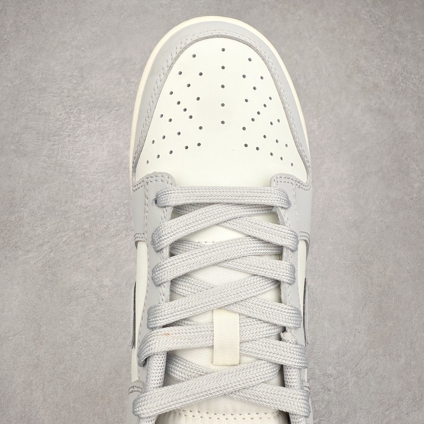 图片[4]-＃YC纯原 NK Dunk Low 咏叹凋 GW0414-023 当迪奥灰与奢感米白在鞋面交织，经典低帮鞋型披上极简灰白铠甲，以质感麂皮诠释高级灰阶美学，演绎不张扬的锋芒。双钩Swoosh如一道锐利笔触，划破单调，留给穿搭无限可能性。后跟「WITHER」烙印是凋零的诗意，也是解构经典后的重生序章——高级灰是永不凋零的密码，谱写灰烬中盛放的街头诗篇。定制系列天花板 无原鞋不开发 全系列得物原鞋一比一校对开发 配色持续更新中 终端对接 优势输出 全套原厂楦头原纸板数据档案倾力打造 原汁原味莞产 极致还原 圈内最强针车工艺 高端零售指定版 广东原厂配套原盒原标 鞋盒分三个尺码段 原厂冲刀 超高清洁度 全鞋零毛边皮料切割 采用原厂百宏鞋带以及原厂百宏织唛舌标 内标可供原厂几率过验 进口原装条纹中底布 四线拉帮白色点胶 原厂拉帮手法遵循公司 原厂电绣 极致还原 尺码：36 36.5 37.5 38 38.5 39 40 40.5 41 42 42.5 43 44 44.5 45 46-选品中心