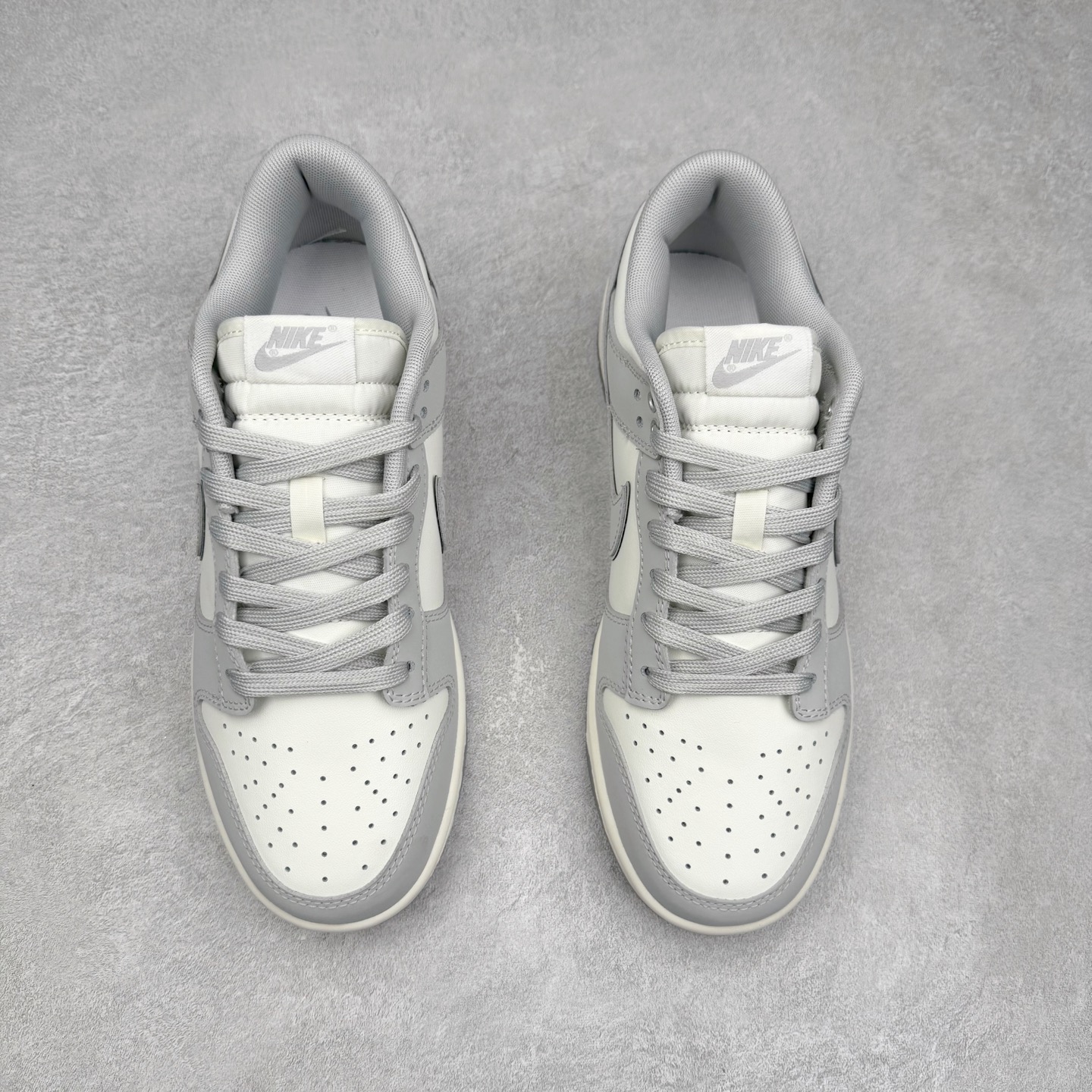 图片[2]-＃YC纯原 NK Dunk Low 咏叹凋 GW0414-023 当迪奥灰与奢感米白在鞋面交织，经典低帮鞋型披上极简灰白铠甲，以质感麂皮诠释高级灰阶美学，演绎不张扬的锋芒。双钩Swoosh如一道锐利笔触，划破单调，留给穿搭无限可能性。后跟「WITHER」烙印是凋零的诗意，也是解构经典后的重生序章——高级灰是永不凋零的密码，谱写灰烬中盛放的街头诗篇。定制系列天花板 无原鞋不开发 全系列得物原鞋一比一校对开发 配色持续更新中 终端对接 优势输出 全套原厂楦头原纸板数据档案倾力打造 原汁原味莞产 极致还原 圈内最强针车工艺 高端零售指定版 广东原厂配套原盒原标 鞋盒分三个尺码段 原厂冲刀 超高清洁度 全鞋零毛边皮料切割 采用原厂百宏鞋带以及原厂百宏织唛舌标 内标可供原厂几率过验 进口原装条纹中底布 四线拉帮白色点胶 原厂拉帮手法遵循公司 原厂电绣 极致还原 尺码：36 36.5 37.5 38 38.5 39 40 40.5 41 42 42.5 43 44 44.5 45 46-选品中心