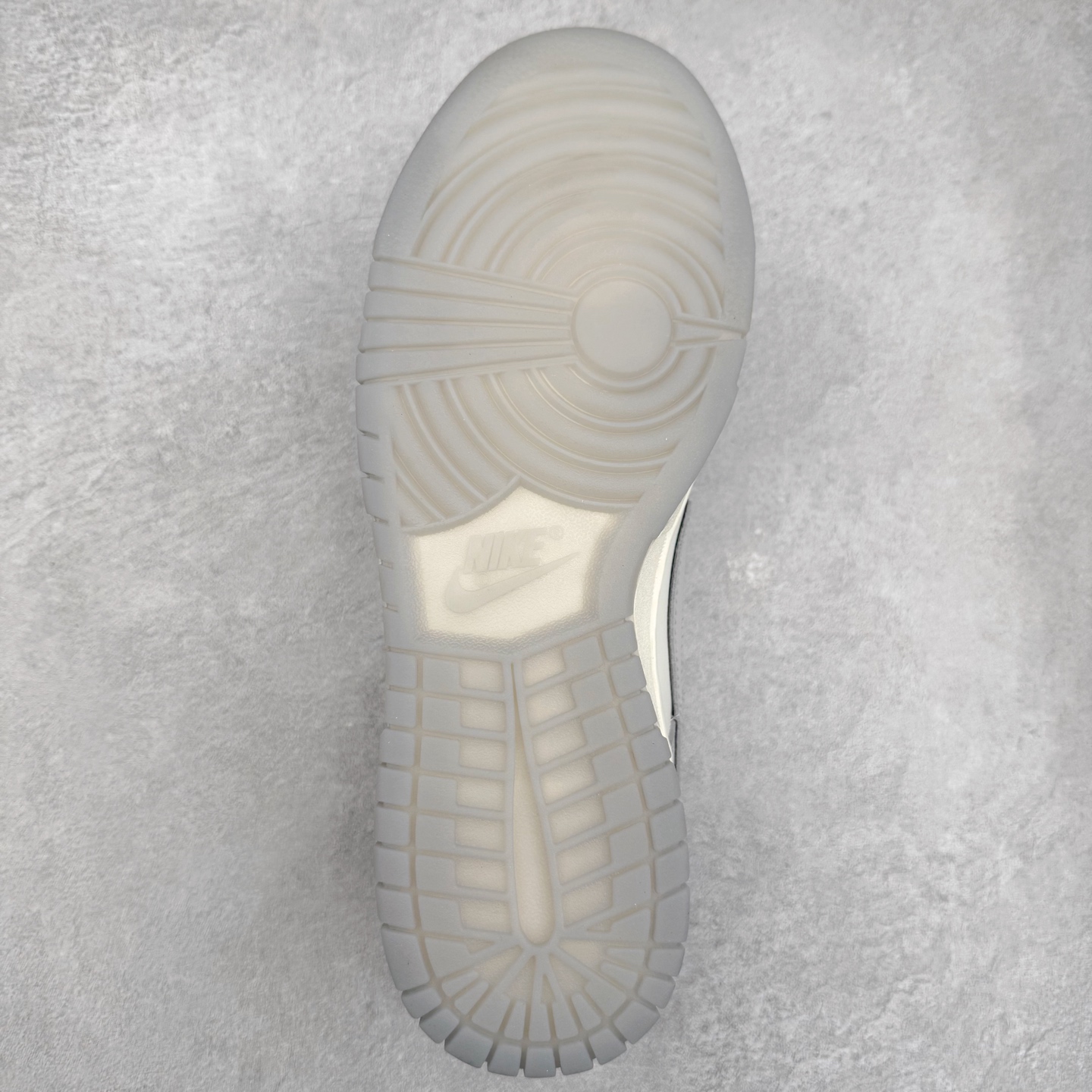 图片[9]-＃YC纯原 NK Dunk Low 咏叹凋 GW0414-023 当迪奥灰与奢感米白在鞋面交织，经典低帮鞋型披上极简灰白铠甲，以质感麂皮诠释高级灰阶美学，演绎不张扬的锋芒。双钩Swoosh如一道锐利笔触，划破单调，留给穿搭无限可能性。后跟「WITHER」烙印是凋零的诗意，也是解构经典后的重生序章——高级灰是永不凋零的密码，谱写灰烬中盛放的街头诗篇。定制系列天花板 无原鞋不开发 全系列得物原鞋一比一校对开发 配色持续更新中 终端对接 优势输出 全套原厂楦头原纸板数据档案倾力打造 原汁原味莞产 极致还原 圈内最强针车工艺 高端零售指定版 广东原厂配套原盒原标 鞋盒分三个尺码段 原厂冲刀 超高清洁度 全鞋零毛边皮料切割 采用原厂百宏鞋带以及原厂百宏织唛舌标 内标可供原厂几率过验 进口原装条纹中底布 四线拉帮白色点胶 原厂拉帮手法遵循公司 原厂电绣 极致还原 尺码：36 36.5 37.5 38 38.5 39 40 40.5 41 42 42.5 43 44 44.5 45 46-选品中心