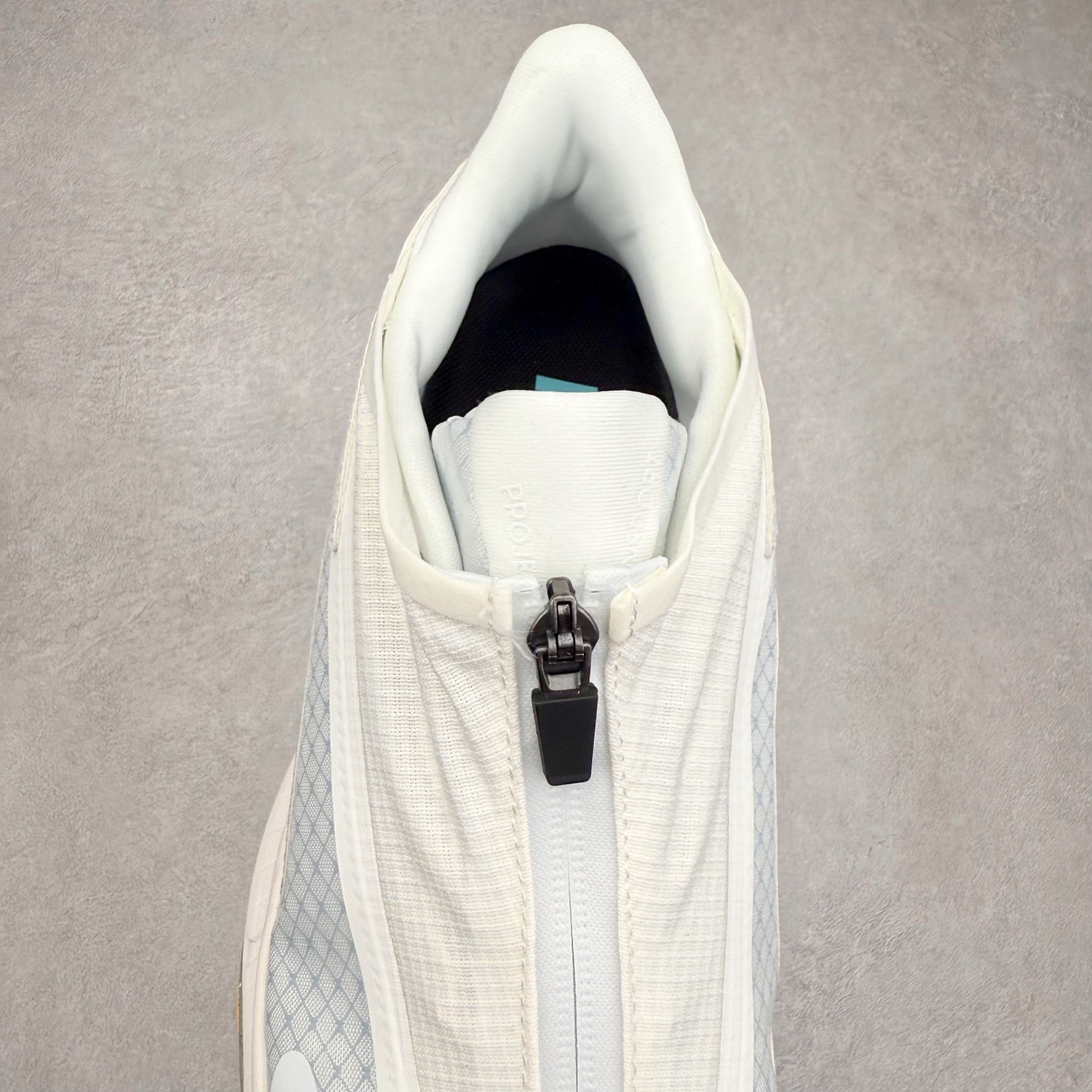 图片[5]-HOKA ONE ONE PROJECT TRANSPORT 舒适百搭防滑耐磨低帮生活休闲鞋 男女同款 HOKA ONE ONE是来自美国的跑步鞋知名品牌，创立于2009年，始终致力于为所有跑者提供更新、更好的跑步装备。相比常规跑鞋，HOKA ONE ONE特别研发使用性能独特的几何形跑鞋中底，此种鞋底更厚、更高、回弹性也更好，除了卓越的缓冲性能，它还能內各种阶段的跑者带来更具动感、更加稳定的跑步体验。HOKAONE ONE从设计之初就清楚意识到，要保证跑者步幅的均匀一致，双脚自然而然的运动至关重要。尺码：36 36.5 37.5 38 38.5 39 40 40.5 41 42 42.5 43 44 44.5 45-选品中心