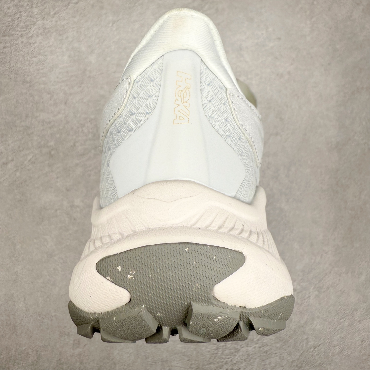 图片[8]-HOKA ONE ONE PROJECT TRANSPORT 舒适百搭防滑耐磨低帮生活休闲鞋 男女同款 HOKA ONE ONE是来自美国的跑步鞋知名品牌，创立于2009年，始终致力于为所有跑者提供更新、更好的跑步装备。相比常规跑鞋，HOKA ONE ONE特别研发使用性能独特的几何形跑鞋中底，此种鞋底更厚、更高、回弹性也更好，除了卓越的缓冲性能，它还能內各种阶段的跑者带来更具动感、更加稳定的跑步体验。HOKAONE ONE从设计之初就清楚意识到，要保证跑者步幅的均匀一致，双脚自然而然的运动至关重要。尺码：36 36.5 37.5 38 38.5 39 40 40.5 41 42 42.5 43 44 44.5 45-选品中心