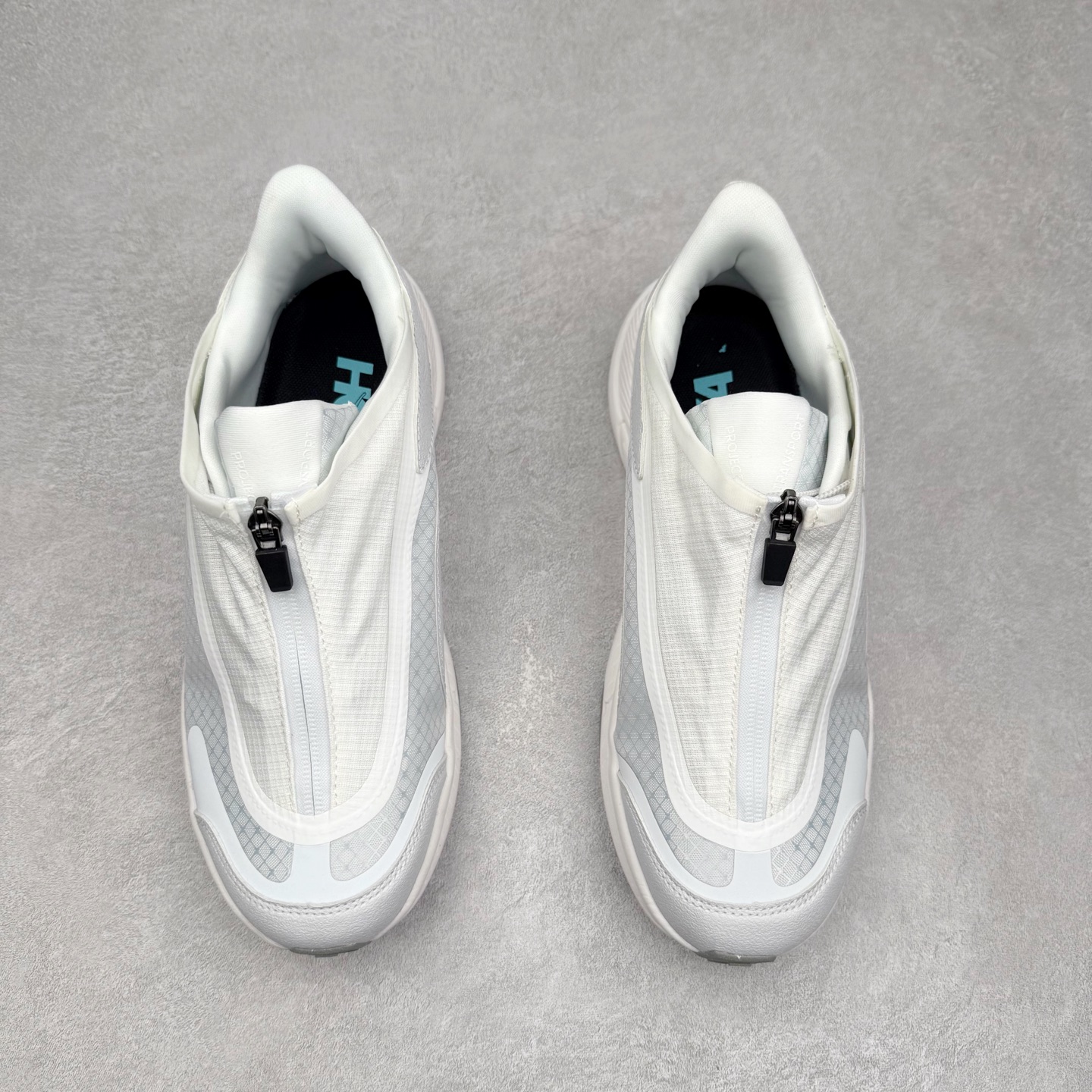 图片[2]-HOKA ONE ONE PROJECT TRANSPORT 舒适百搭防滑耐磨低帮生活休闲鞋 男女同款 HOKA ONE ONE是来自美国的跑步鞋知名品牌，创立于2009年，始终致力于为所有跑者提供更新、更好的跑步装备。相比常规跑鞋，HOKA ONE ONE特别研发使用性能独特的几何形跑鞋中底，此种鞋底更厚、更高、回弹性也更好，除了卓越的缓冲性能，它还能內各种阶段的跑者带来更具动感、更加稳定的跑步体验。HOKAONE ONE从设计之初就清楚意识到，要保证跑者步幅的均匀一致，双脚自然而然的运动至关重要。尺码：36 36.5 37.5 38 38.5 39 40 40.5 41 42 42.5 43 44 44.5 45-选品中心