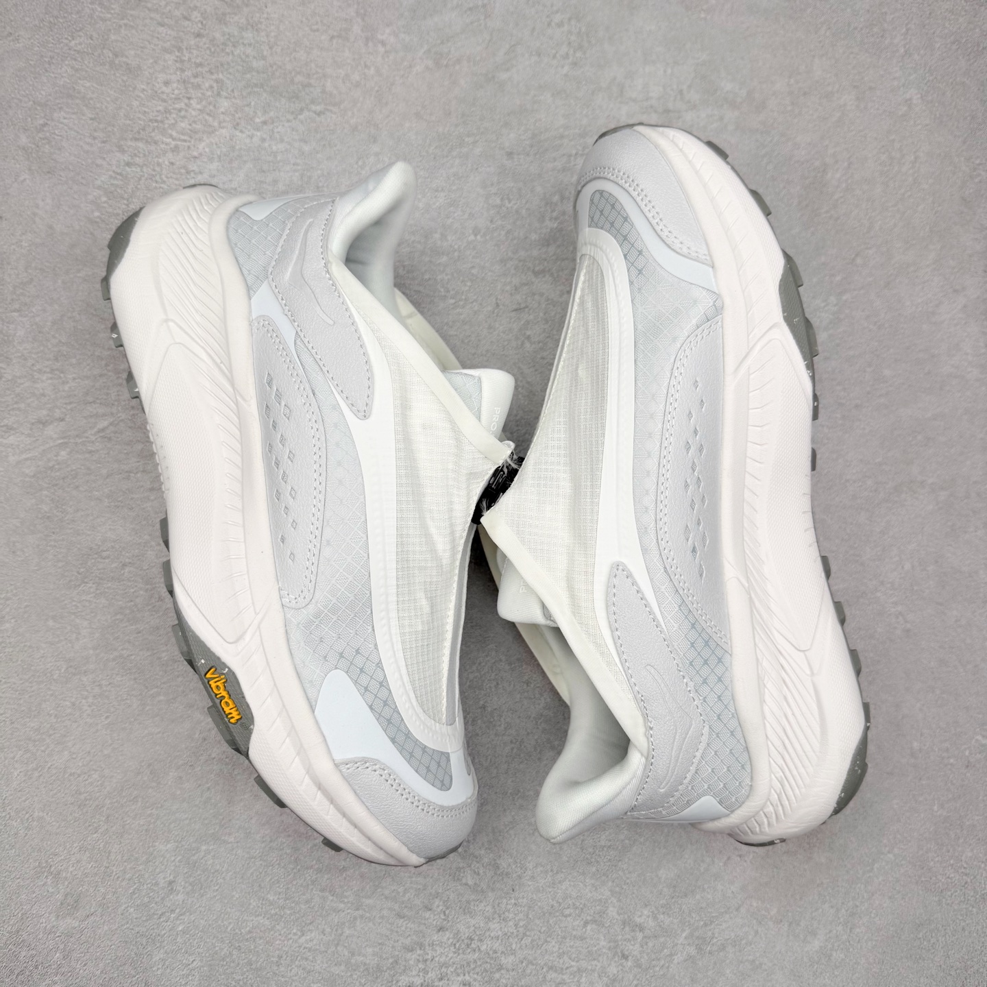 图片[3]-HOKA ONE ONE PROJECT TRANSPORT 舒适百搭防滑耐磨低帮生活休闲鞋 男女同款 HOKA ONE ONE是来自美国的跑步鞋知名品牌，创立于2009年，始终致力于为所有跑者提供更新、更好的跑步装备。相比常规跑鞋，HOKA ONE ONE特别研发使用性能独特的几何形跑鞋中底，此种鞋底更厚、更高、回弹性也更好，除了卓越的缓冲性能，它还能內各种阶段的跑者带来更具动感、更加稳定的跑步体验。HOKAONE ONE从设计之初就清楚意识到，要保证跑者步幅的均匀一致，双脚自然而然的运动至关重要。尺码：36 36.5 37.5 38 38.5 39 40 40.5 41 42 42.5 43 44 44.5 45-选品中心