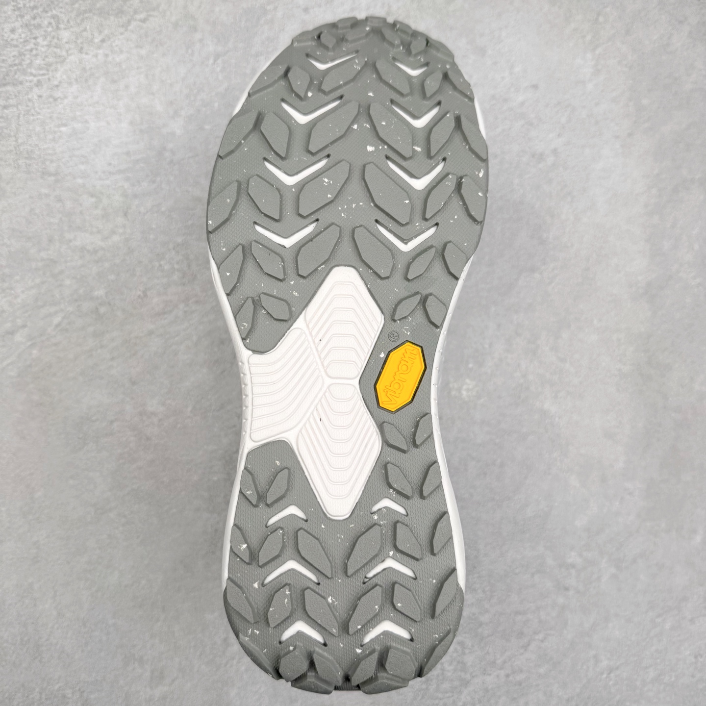 图片[9]-HOKA ONE ONE PROJECT TRANSPORT 舒适百搭防滑耐磨低帮生活休闲鞋 男女同款 HOKA ONE ONE是来自美国的跑步鞋知名品牌，创立于2009年，始终致力于为所有跑者提供更新、更好的跑步装备。相比常规跑鞋，HOKA ONE ONE特别研发使用性能独特的几何形跑鞋中底，此种鞋底更厚、更高、回弹性也更好，除了卓越的缓冲性能，它还能內各种阶段的跑者带来更具动感、更加稳定的跑步体验。HOKAONE ONE从设计之初就清楚意识到，要保证跑者步幅的均匀一致，双脚自然而然的运动至关重要。尺码：36 36.5 37.5 38 38.5 39 40 40.5 41 42 42.5 43 44 44.5 45-选品中心