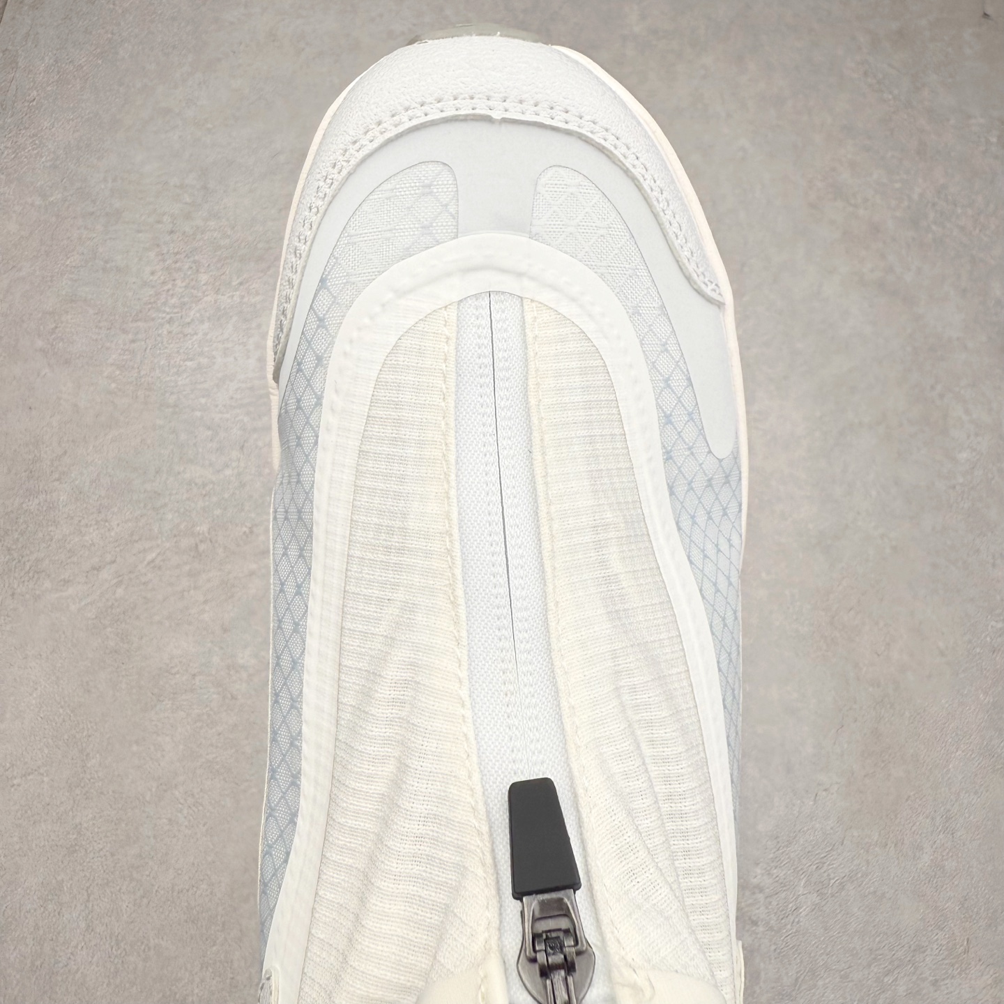 图片[4]-HOKA ONE ONE PROJECT TRANSPORT 舒适百搭防滑耐磨低帮生活休闲鞋 男女同款 HOKA ONE ONE是来自美国的跑步鞋知名品牌，创立于2009年，始终致力于为所有跑者提供更新、更好的跑步装备。相比常规跑鞋，HOKA ONE ONE特别研发使用性能独特的几何形跑鞋中底，此种鞋底更厚、更高、回弹性也更好，除了卓越的缓冲性能，它还能內各种阶段的跑者带来更具动感、更加稳定的跑步体验。HOKAONE ONE从设计之初就清楚意识到，要保证跑者步幅的均匀一致，双脚自然而然的运动至关重要。尺码：36 36.5 37.5 38 38.5 39 40 40.5 41 42 42.5 43 44 44.5 45-选品中心