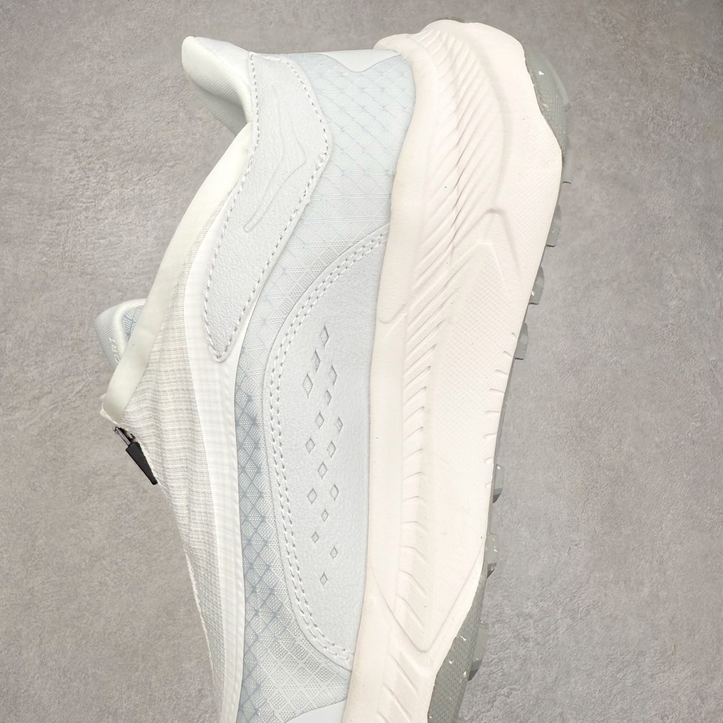 图片[7]-HOKA ONE ONE PROJECT TRANSPORT 舒适百搭防滑耐磨低帮生活休闲鞋 男女同款 HOKA ONE ONE是来自美国的跑步鞋知名品牌，创立于2009年，始终致力于为所有跑者提供更新、更好的跑步装备。相比常规跑鞋，HOKA ONE ONE特别研发使用性能独特的几何形跑鞋中底，此种鞋底更厚、更高、回弹性也更好，除了卓越的缓冲性能，它还能內各种阶段的跑者带来更具动感、更加稳定的跑步体验。HOKAONE ONE从设计之初就清楚意识到，要保证跑者步幅的均匀一致，双脚自然而然的运动至关重要。尺码：36 36.5 37.5 38 38.5 39 40 40.5 41 42 42.5 43 44 44.5 45-选品中心