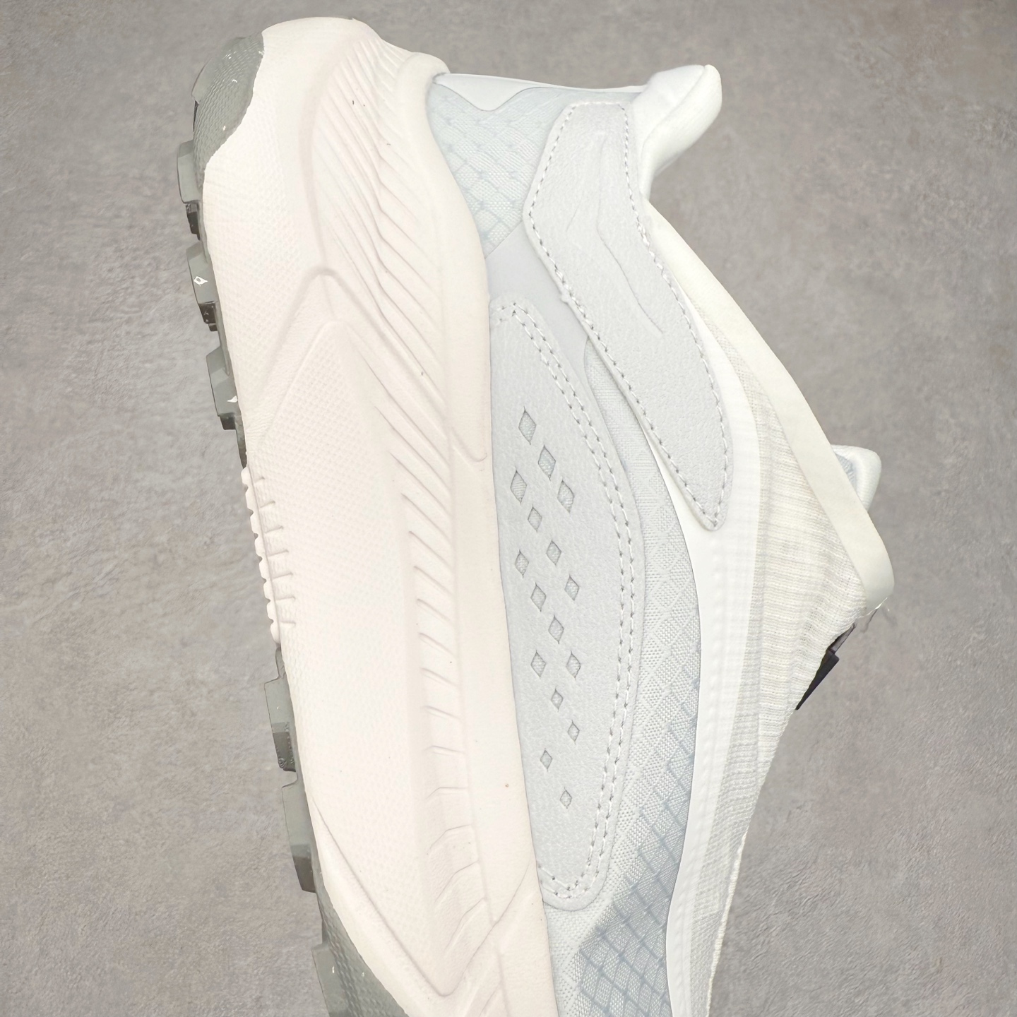 图片[6]-HOKA ONE ONE PROJECT TRANSPORT 舒适百搭防滑耐磨低帮生活休闲鞋 男女同款 HOKA ONE ONE是来自美国的跑步鞋知名品牌，创立于2009年，始终致力于为所有跑者提供更新、更好的跑步装备。相比常规跑鞋，HOKA ONE ONE特别研发使用性能独特的几何形跑鞋中底，此种鞋底更厚、更高、回弹性也更好，除了卓越的缓冲性能，它还能內各种阶段的跑者带来更具动感、更加稳定的跑步体验。HOKAONE ONE从设计之初就清楚意识到，要保证跑者步幅的均匀一致，双脚自然而然的运动至关重要。尺码：36 36.5 37.5 38 38.5 39 40 40.5 41 42 42.5 43 44 44.5 45-选品中心