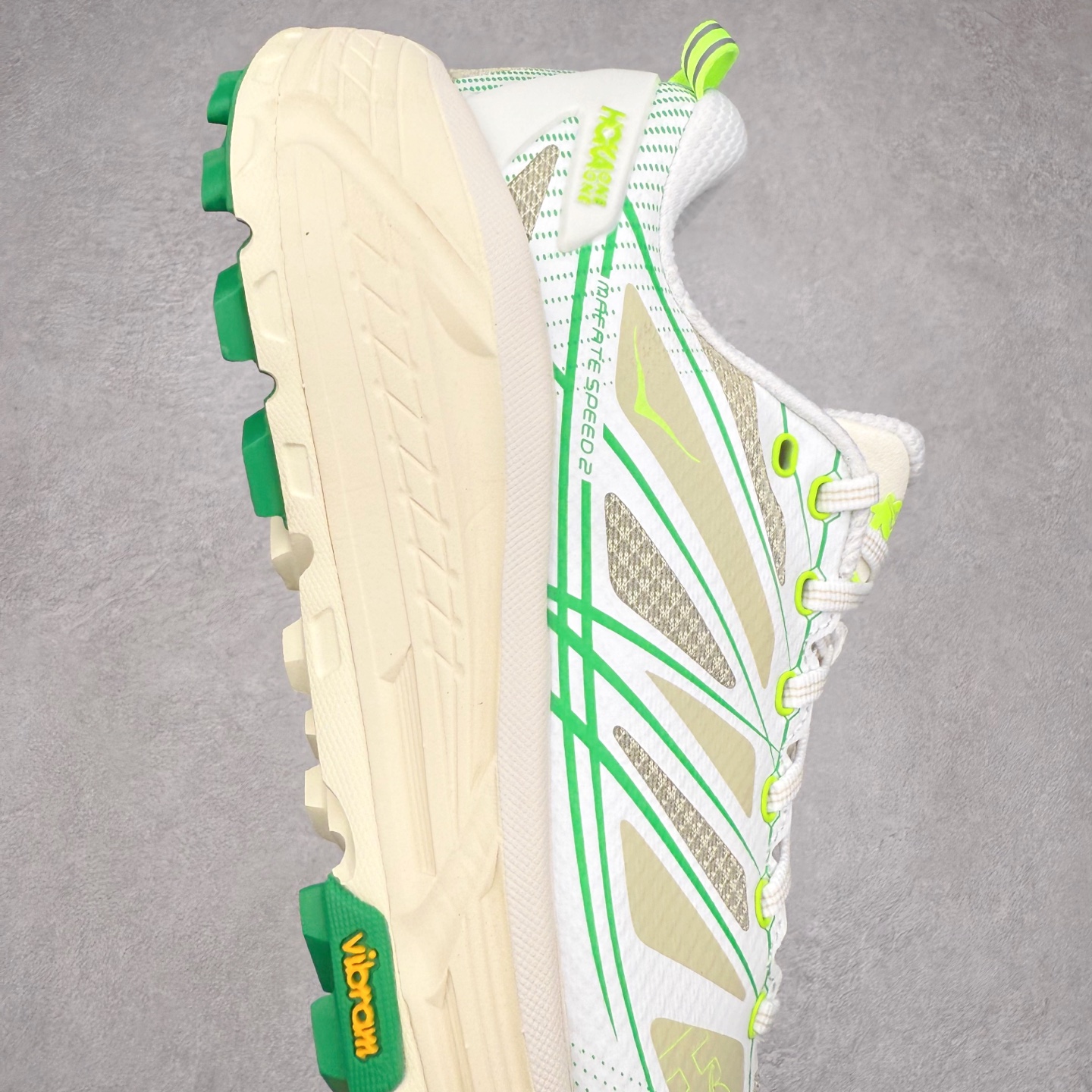 图片[6]-HOKA ONE ONE Mafate Speed 2 Low 玛法特2代系列低帮轻量户外越野休闲运动慢跑鞋 HOKA ONE ONE 最近推出了一个胶囊系列 Origin Story 这个系列里的 Mafate Speed 2 可以说让我日思夜想有一阵子了 最近终于拔草 让我来分享一下这双也是上脚赞到爆的越野跑鞋吧 以阿尔卑斯山脉作为主题将亮黄色与蓝色调覆盖在这经典轮廓之上 配色的呈现效果相当亮眼 以至于很多人买这个配色是用来日常搭配的 鞋面采用超轻的无缝架构 轻薄的TPU贴在透气的鞋面材料上 减轻重量同时也保证了支撑性 鞋底则采用滚动平衡技术 引导跑者回归自然步态 祖传的神奇EVA材质中底依旧是一如既往地表现优秀 能提供充足的缓震 作为HOKA家的越野跑鞋 VIBRAM 橡胶大底也是必不可少的 即便在复杂湿滑的地形 依旧能有良好的抓地力及稳定性 鞋带采用了弹性不易松脱的扁宽弹性鞋带 前掌与中掌部分也进行了加宽 也更加适合亚洲人的脚型 是一款十分全面且足够强悍的户外硬核越野鞋 而这双极其亮眼的越野跑鞋恰好又是在江山一百中参赛的UTMB冠军 Ludovic POMMERET 夺冠时穿着的战靴 这就让它变得更加有吸引力了 用来日常搭配的话短裤是基本不挑 长裤我个人推荐阔腿裤 工装裤以及各种长筒牛仔裤都可以 尺码：36 36.5 37.5 38 38.5 39 40 40.5 41 42 42.5 43 44 44.5 45-选品中心