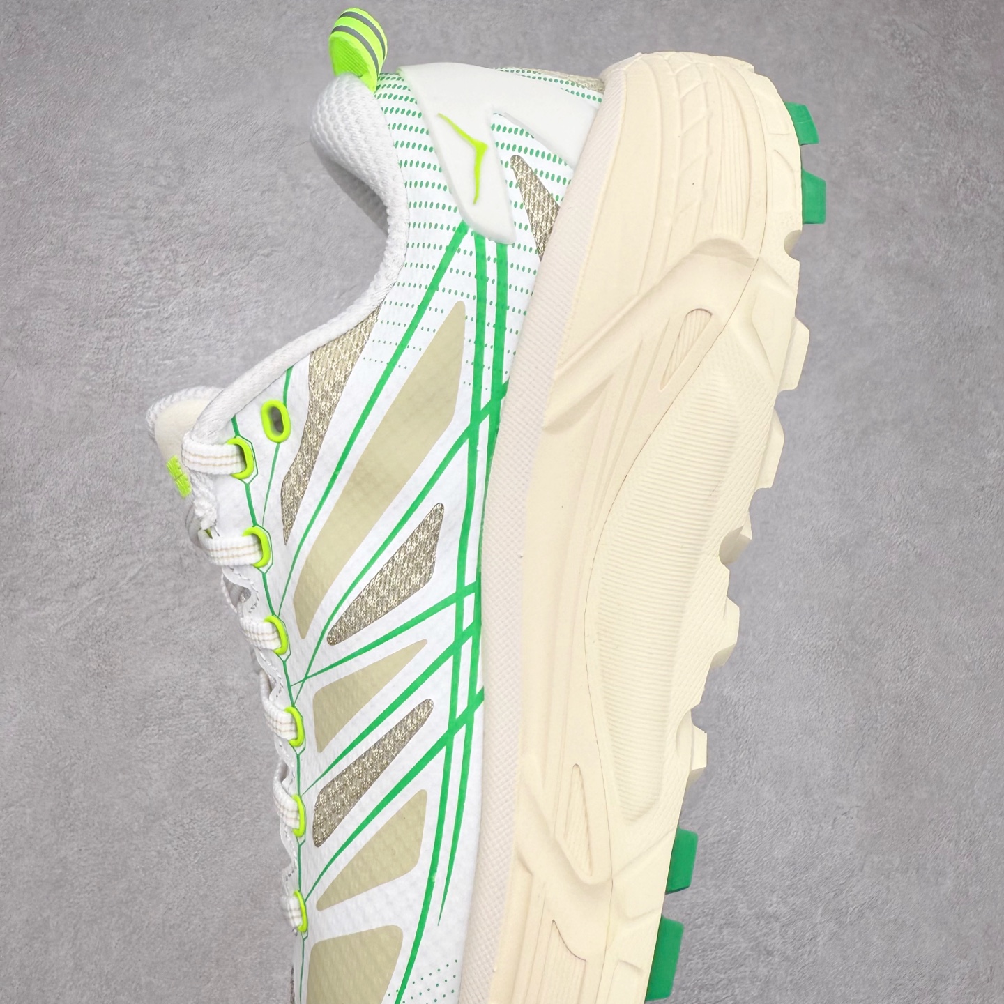 图片[7]-HOKA ONE ONE Mafate Speed 2 Low 玛法特2代系列低帮轻量户外越野休闲运动慢跑鞋 HOKA ONE ONE 最近推出了一个胶囊系列 Origin Story 这个系列里的 Mafate Speed 2 可以说让我日思夜想有一阵子了 最近终于拔草 让我来分享一下这双也是上脚赞到爆的越野跑鞋吧 以阿尔卑斯山脉作为主题将亮黄色与蓝色调覆盖在这经典轮廓之上 配色的呈现效果相当亮眼 以至于很多人买这个配色是用来日常搭配的 鞋面采用超轻的无缝架构 轻薄的TPU贴在透气的鞋面材料上 减轻重量同时也保证了支撑性 鞋底则采用滚动平衡技术 引导跑者回归自然步态 祖传的神奇EVA材质中底依旧是一如既往地表现优秀 能提供充足的缓震 作为HOKA家的越野跑鞋 VIBRAM 橡胶大底也是必不可少的 即便在复杂湿滑的地形 依旧能有良好的抓地力及稳定性 鞋带采用了弹性不易松脱的扁宽弹性鞋带 前掌与中掌部分也进行了加宽 也更加适合亚洲人的脚型 是一款十分全面且足够强悍的户外硬核越野鞋 而这双极其亮眼的越野跑鞋恰好又是在江山一百中参赛的UTMB冠军 Ludovic POMMERET 夺冠时穿着的战靴 这就让它变得更加有吸引力了 用来日常搭配的话短裤是基本不挑 长裤我个人推荐阔腿裤 工装裤以及各种长筒牛仔裤都可以 尺码：36 36.5 37.5 38 38.5 39 40 40.5 41 42 42.5 43 44 44.5 45-选品中心