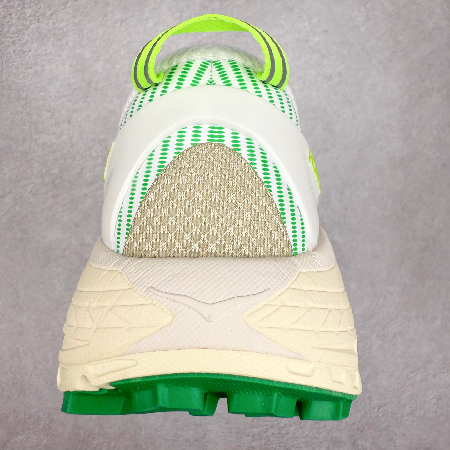 图片[8]-HOKA ONE ONE Mafate Speed 2 Low 玛法特2代系列低帮轻量户外越野休闲运动慢跑鞋 HOKA ONE ONE 最近推出了一个胶囊系列 Origin Story 这个系列里的 Mafate Speed 2 可以说让我日思夜想有一阵子了 最近终于拔草 让我来分享一下这双也是上脚赞到爆的越野跑鞋吧 以阿尔卑斯山脉作为主题将亮黄色与蓝色调覆盖在这经典轮廓之上 配色的呈现效果相当亮眼 以至于很多人买这个配色是用来日常搭配的 鞋面采用超轻的无缝架构 轻薄的TPU贴在透气的鞋面材料上 减轻重量同时也保证了支撑性 鞋底则采用滚动平衡技术 引导跑者回归自然步态 祖传的神奇EVA材质中底依旧是一如既往地表现优秀 能提供充足的缓震 作为HOKA家的越野跑鞋 VIBRAM 橡胶大底也是必不可少的 即便在复杂湿滑的地形 依旧能有良好的抓地力及稳定性 鞋带采用了弹性不易松脱的扁宽弹性鞋带 前掌与中掌部分也进行了加宽 也更加适合亚洲人的脚型 是一款十分全面且足够强悍的户外硬核越野鞋 而这双极其亮眼的越野跑鞋恰好又是在江山一百中参赛的UTMB冠军 Ludovic POMMERET 夺冠时穿着的战靴 这就让它变得更加有吸引力了 用来日常搭配的话短裤是基本不挑 长裤我个人推荐阔腿裤 工装裤以及各种长筒牛仔裤都可以 尺码：36 36.5 37.5 38 38.5 39 40 40.5 41 42 42.5 43 44 44.5 45-选品中心