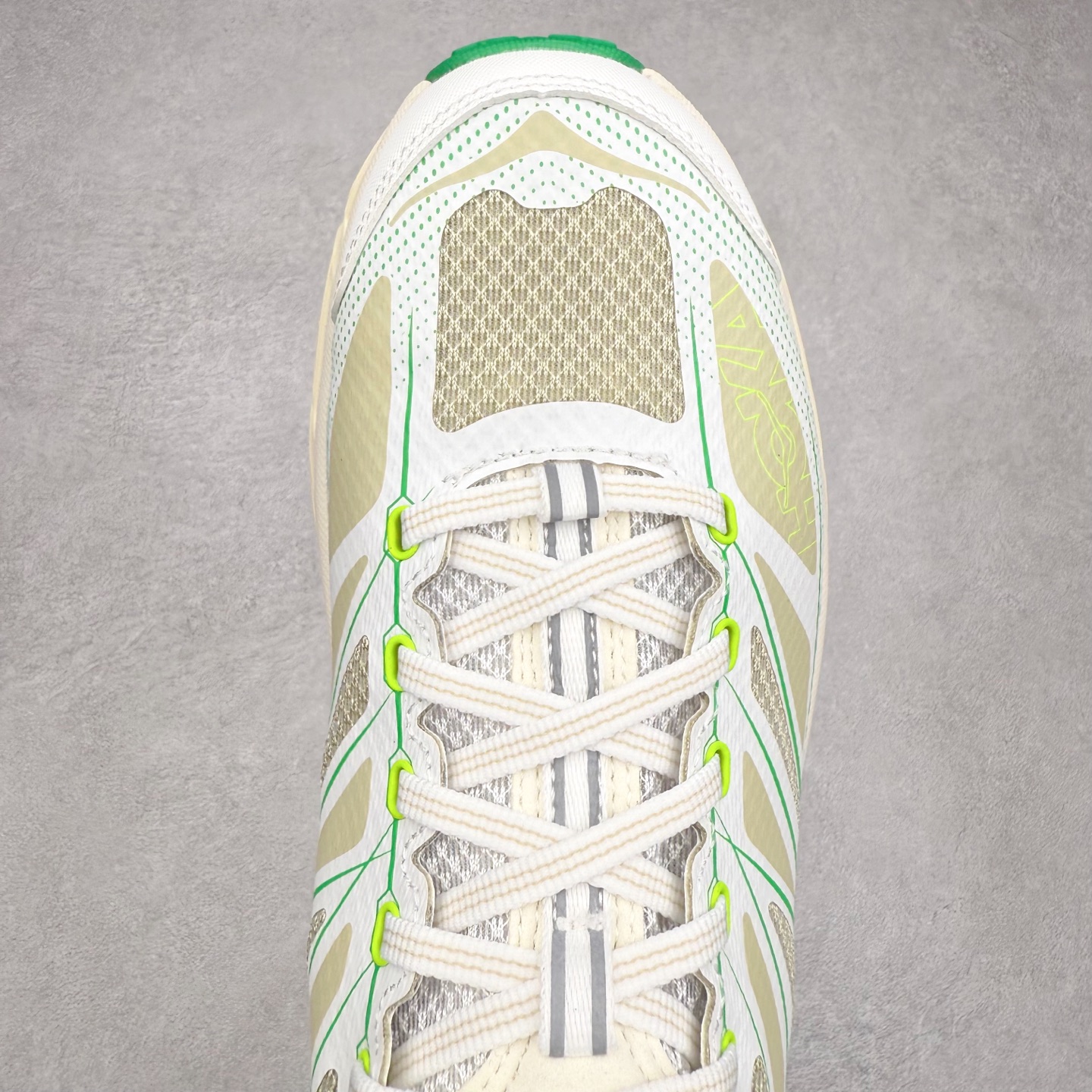 图片[4]-HOKA ONE ONE Mafate Speed 2 Low 玛法特2代系列低帮轻量户外越野休闲运动慢跑鞋 HOKA ONE ONE 最近推出了一个胶囊系列 Origin Story 这个系列里的 Mafate Speed 2 可以说让我日思夜想有一阵子了 最近终于拔草 让我来分享一下这双也是上脚赞到爆的越野跑鞋吧 以阿尔卑斯山脉作为主题将亮黄色与蓝色调覆盖在这经典轮廓之上 配色的呈现效果相当亮眼 以至于很多人买这个配色是用来日常搭配的 鞋面采用超轻的无缝架构 轻薄的TPU贴在透气的鞋面材料上 减轻重量同时也保证了支撑性 鞋底则采用滚动平衡技术 引导跑者回归自然步态 祖传的神奇EVA材质中底依旧是一如既往地表现优秀 能提供充足的缓震 作为HOKA家的越野跑鞋 VIBRAM 橡胶大底也是必不可少的 即便在复杂湿滑的地形 依旧能有良好的抓地力及稳定性 鞋带采用了弹性不易松脱的扁宽弹性鞋带 前掌与中掌部分也进行了加宽 也更加适合亚洲人的脚型 是一款十分全面且足够强悍的户外硬核越野鞋 而这双极其亮眼的越野跑鞋恰好又是在江山一百中参赛的UTMB冠军 Ludovic POMMERET 夺冠时穿着的战靴 这就让它变得更加有吸引力了 用来日常搭配的话短裤是基本不挑 长裤我个人推荐阔腿裤 工装裤以及各种长筒牛仔裤都可以 尺码：36 36.5 37.5 38 38.5 39 40 40.5 41 42 42.5 43 44 44.5 45-选品中心