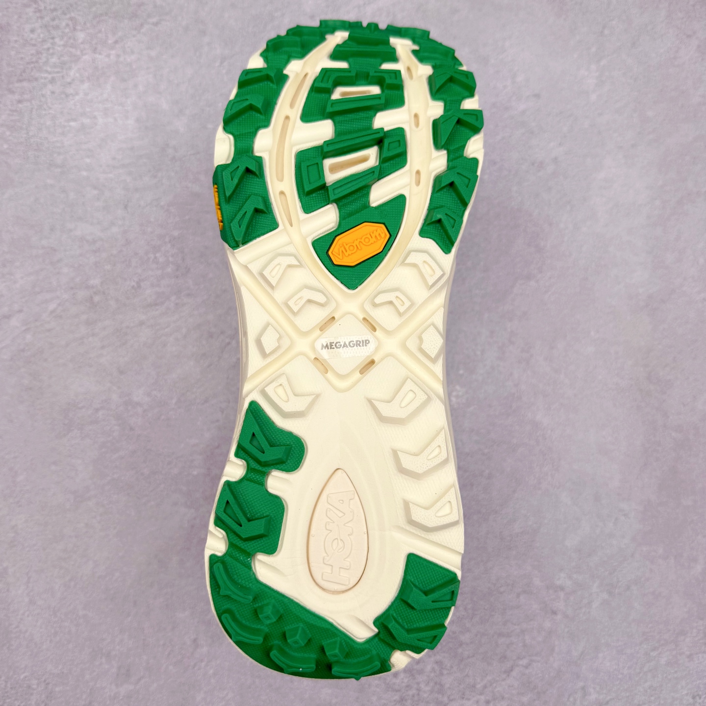 图片[9]-HOKA ONE ONE Mafate Speed 2 Low 玛法特2代系列低帮轻量户外越野休闲运动慢跑鞋 HOKA ONE ONE 最近推出了一个胶囊系列 Origin Story 这个系列里的 Mafate Speed 2 可以说让我日思夜想有一阵子了 最近终于拔草 让我来分享一下这双也是上脚赞到爆的越野跑鞋吧 以阿尔卑斯山脉作为主题将亮黄色与蓝色调覆盖在这经典轮廓之上 配色的呈现效果相当亮眼 以至于很多人买这个配色是用来日常搭配的 鞋面采用超轻的无缝架构 轻薄的TPU贴在透气的鞋面材料上 减轻重量同时也保证了支撑性 鞋底则采用滚动平衡技术 引导跑者回归自然步态 祖传的神奇EVA材质中底依旧是一如既往地表现优秀 能提供充足的缓震 作为HOKA家的越野跑鞋 VIBRAM 橡胶大底也是必不可少的 即便在复杂湿滑的地形 依旧能有良好的抓地力及稳定性 鞋带采用了弹性不易松脱的扁宽弹性鞋带 前掌与中掌部分也进行了加宽 也更加适合亚洲人的脚型 是一款十分全面且足够强悍的户外硬核越野鞋 而这双极其亮眼的越野跑鞋恰好又是在江山一百中参赛的UTMB冠军 Ludovic POMMERET 夺冠时穿着的战靴 这就让它变得更加有吸引力了 用来日常搭配的话短裤是基本不挑 长裤我个人推荐阔腿裤 工装裤以及各种长筒牛仔裤都可以 尺码：36 36.5 37.5 38 38.5 39 40 40.5 41 42 42.5 43 44 44.5 45-选品中心