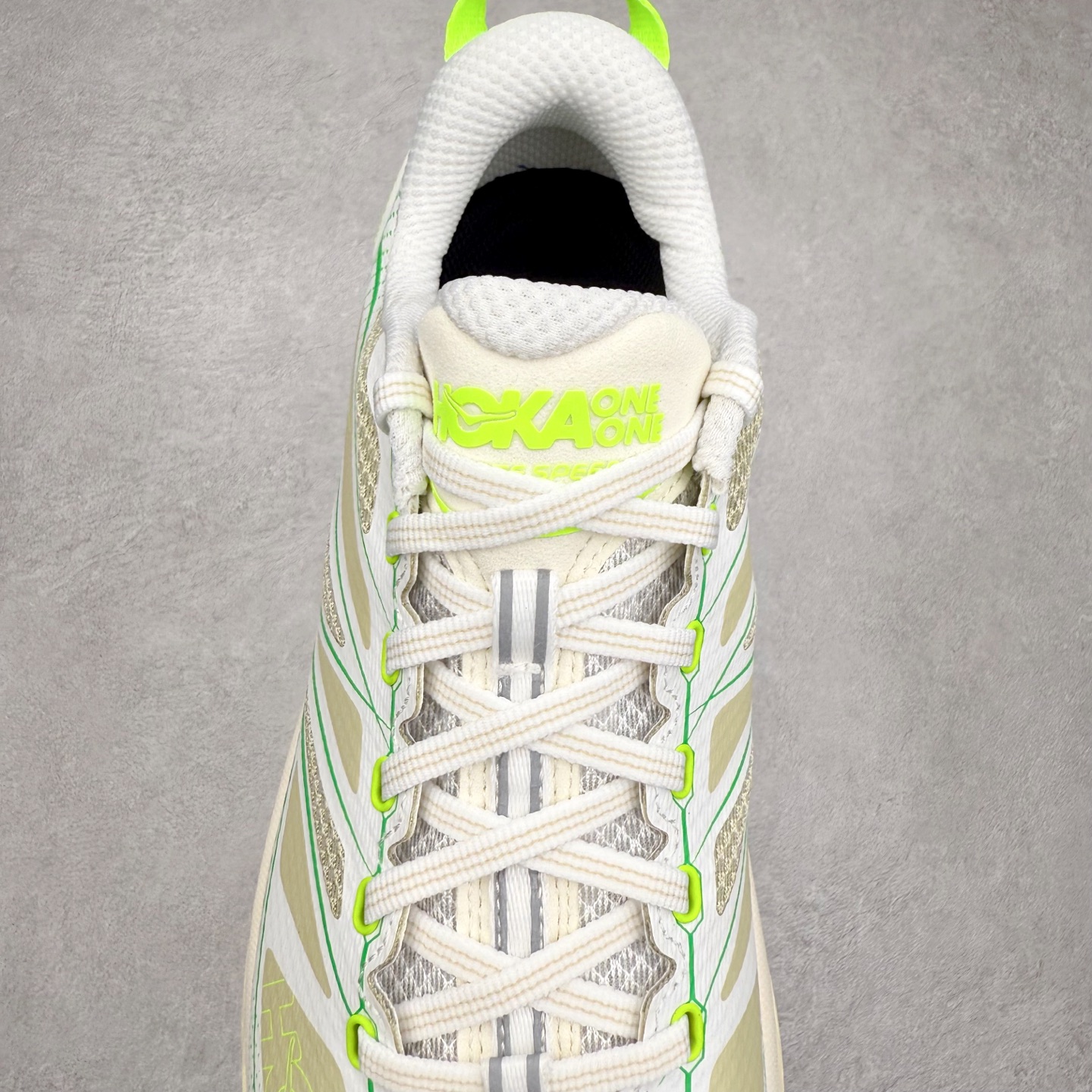 图片[5]-HOKA ONE ONE Mafate Speed 2 Low 玛法特2代系列低帮轻量户外越野休闲运动慢跑鞋 HOKA ONE ONE 最近推出了一个胶囊系列 Origin Story 这个系列里的 Mafate Speed 2 可以说让我日思夜想有一阵子了 最近终于拔草 让我来分享一下这双也是上脚赞到爆的越野跑鞋吧 以阿尔卑斯山脉作为主题将亮黄色与蓝色调覆盖在这经典轮廓之上 配色的呈现效果相当亮眼 以至于很多人买这个配色是用来日常搭配的 鞋面采用超轻的无缝架构 轻薄的TPU贴在透气的鞋面材料上 减轻重量同时也保证了支撑性 鞋底则采用滚动平衡技术 引导跑者回归自然步态 祖传的神奇EVA材质中底依旧是一如既往地表现优秀 能提供充足的缓震 作为HOKA家的越野跑鞋 VIBRAM 橡胶大底也是必不可少的 即便在复杂湿滑的地形 依旧能有良好的抓地力及稳定性 鞋带采用了弹性不易松脱的扁宽弹性鞋带 前掌与中掌部分也进行了加宽 也更加适合亚洲人的脚型 是一款十分全面且足够强悍的户外硬核越野鞋 而这双极其亮眼的越野跑鞋恰好又是在江山一百中参赛的UTMB冠军 Ludovic POMMERET 夺冠时穿着的战靴 这就让它变得更加有吸引力了 用来日常搭配的话短裤是基本不挑 长裤我个人推荐阔腿裤 工装裤以及各种长筒牛仔裤都可以 尺码：36 36.5 37.5 38 38.5 39 40 40.5 41 42 42.5 43 44 44.5 45-选品中心