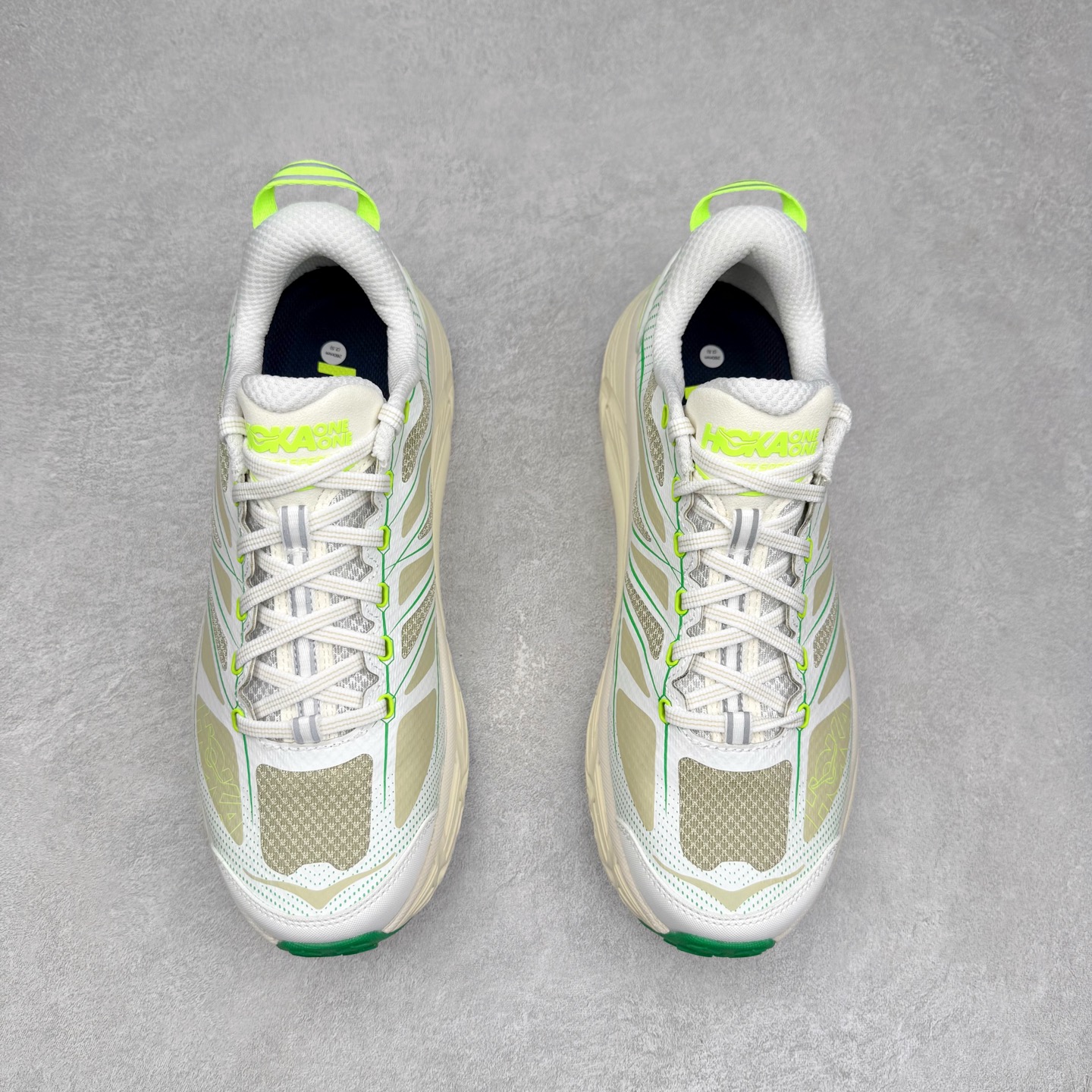 图片[2]-HOKA ONE ONE Mafate Speed 2 Low 玛法特2代系列低帮轻量户外越野休闲运动慢跑鞋 HOKA ONE ONE 最近推出了一个胶囊系列 Origin Story 这个系列里的 Mafate Speed 2 可以说让我日思夜想有一阵子了 最近终于拔草 让我来分享一下这双也是上脚赞到爆的越野跑鞋吧 以阿尔卑斯山脉作为主题将亮黄色与蓝色调覆盖在这经典轮廓之上 配色的呈现效果相当亮眼 以至于很多人买这个配色是用来日常搭配的 鞋面采用超轻的无缝架构 轻薄的TPU贴在透气的鞋面材料上 减轻重量同时也保证了支撑性 鞋底则采用滚动平衡技术 引导跑者回归自然步态 祖传的神奇EVA材质中底依旧是一如既往地表现优秀 能提供充足的缓震 作为HOKA家的越野跑鞋 VIBRAM 橡胶大底也是必不可少的 即便在复杂湿滑的地形 依旧能有良好的抓地力及稳定性 鞋带采用了弹性不易松脱的扁宽弹性鞋带 前掌与中掌部分也进行了加宽 也更加适合亚洲人的脚型 是一款十分全面且足够强悍的户外硬核越野鞋 而这双极其亮眼的越野跑鞋恰好又是在江山一百中参赛的UTMB冠军 Ludovic POMMERET 夺冠时穿着的战靴 这就让它变得更加有吸引力了 用来日常搭配的话短裤是基本不挑 长裤我个人推荐阔腿裤 工装裤以及各种长筒牛仔裤都可以 尺码：36 36.5 37.5 38 38.5 39 40 40.5 41 42 42.5 43 44 44.5 45-选品中心