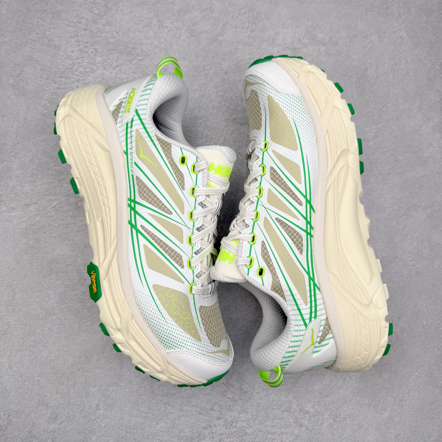 图片[3]-HOKA ONE ONE Mafate Speed 2 Low 玛法特2代系列低帮轻量户外越野休闲运动慢跑鞋 HOKA ONE ONE 最近推出了一个胶囊系列 Origin Story 这个系列里的 Mafate Speed 2 可以说让我日思夜想有一阵子了 最近终于拔草 让我来分享一下这双也是上脚赞到爆的越野跑鞋吧 以阿尔卑斯山脉作为主题将亮黄色与蓝色调覆盖在这经典轮廓之上 配色的呈现效果相当亮眼 以至于很多人买这个配色是用来日常搭配的 鞋面采用超轻的无缝架构 轻薄的TPU贴在透气的鞋面材料上 减轻重量同时也保证了支撑性 鞋底则采用滚动平衡技术 引导跑者回归自然步态 祖传的神奇EVA材质中底依旧是一如既往地表现优秀 能提供充足的缓震 作为HOKA家的越野跑鞋 VIBRAM 橡胶大底也是必不可少的 即便在复杂湿滑的地形 依旧能有良好的抓地力及稳定性 鞋带采用了弹性不易松脱的扁宽弹性鞋带 前掌与中掌部分也进行了加宽 也更加适合亚洲人的脚型 是一款十分全面且足够强悍的户外硬核越野鞋 而这双极其亮眼的越野跑鞋恰好又是在江山一百中参赛的UTMB冠军 Ludovic POMMERET 夺冠时穿着的战靴 这就让它变得更加有吸引力了 用来日常搭配的话短裤是基本不挑 长裤我个人推荐阔腿裤 工装裤以及各种长筒牛仔裤都可以 尺码：36 36.5 37.5 38 38.5 39 40 40.5 41 42 42.5 43 44 44.5 45-选品中心