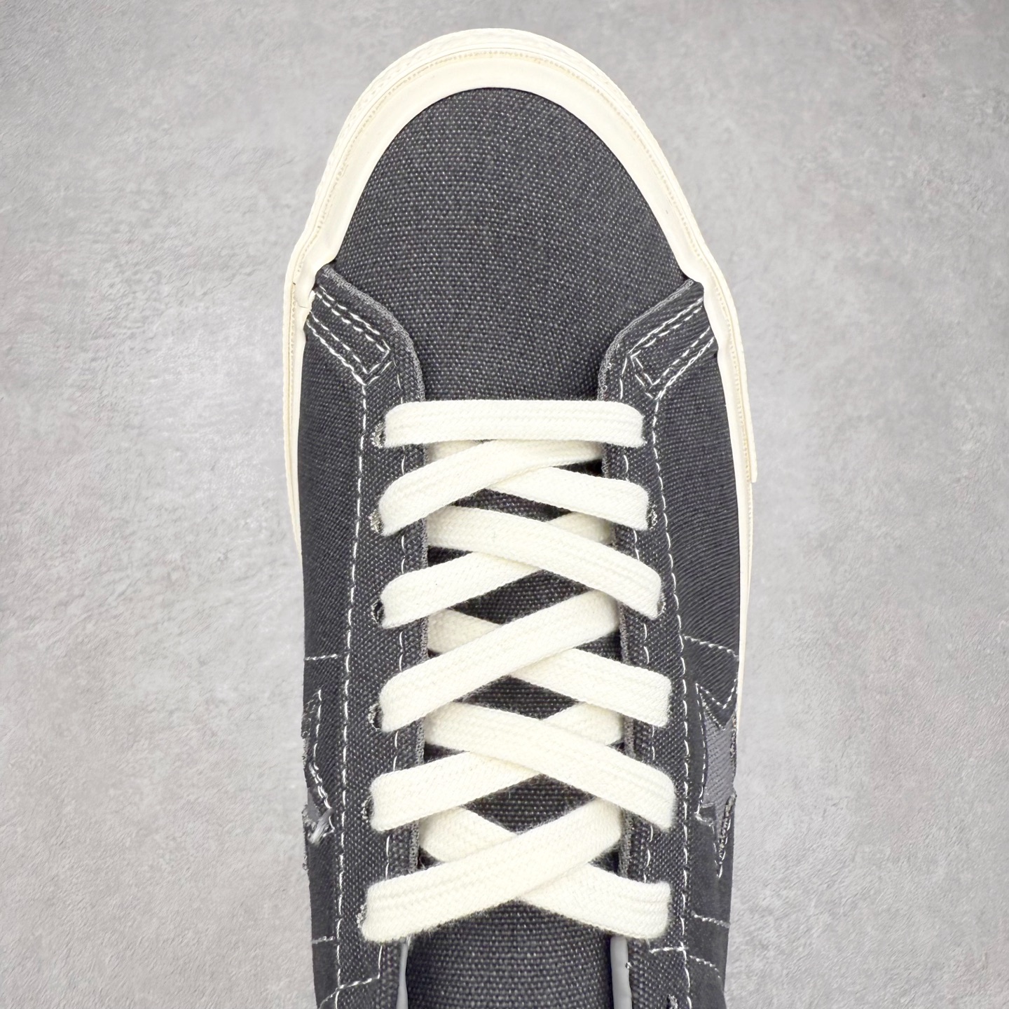 图片[4]-Converse One Star 一星黑灰 以经典One Star鞋型为蓝本 在标志性的星星图案周围增加了磨边的细节 配上水洗帆布鞋面 呈现褪色效果的做旧感 高清洁硫化工艺 货号：164360C 尺码：35 36 36.5 37 37.5 38 38.5 39 39.5 40 41 41.5 42 42.5 43 44-选品中心