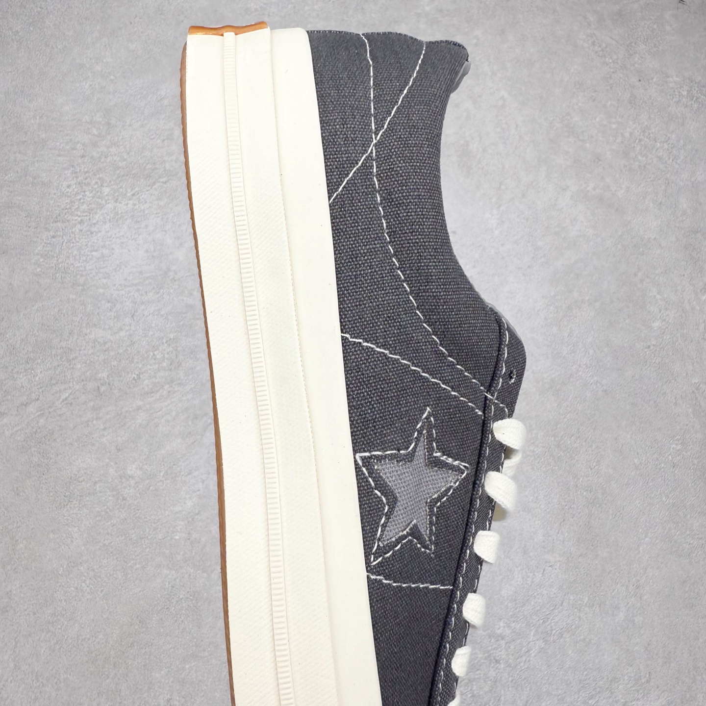 图片[6]-Converse One Star 一星黑灰 以经典One Star鞋型为蓝本 在标志性的星星图案周围增加了磨边的细节 配上水洗帆布鞋面 呈现褪色效果的做旧感 高清洁硫化工艺 货号：164360C 尺码：35 36 36.5 37 37.5 38 38.5 39 39.5 40 41 41.5 42 42.5 43 44-选品中心