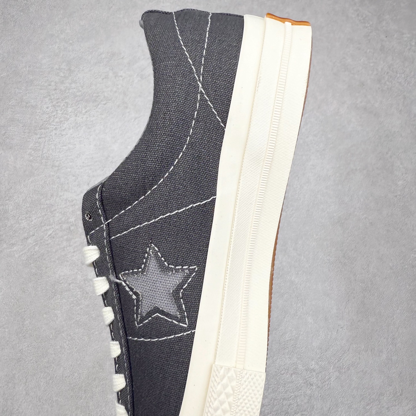 图片[7]-Converse One Star 一星黑灰 以经典One Star鞋型为蓝本 在标志性的星星图案周围增加了磨边的细节 配上水洗帆布鞋面 呈现褪色效果的做旧感 高清洁硫化工艺 货号：164360C 尺码：35 36 36.5 37 37.5 38 38.5 39 39.5 40 41 41.5 42 42.5 43 44-选品中心