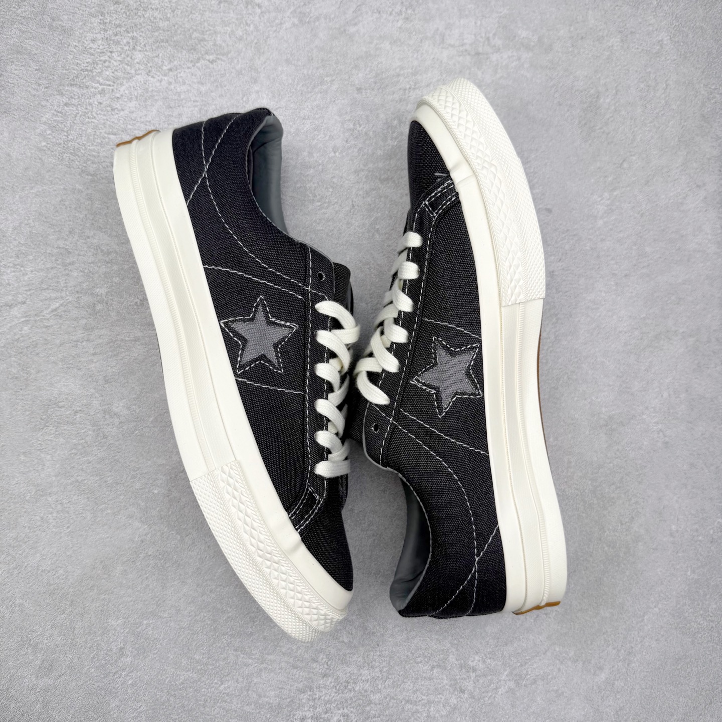 图片[3]-Converse One Star 一星黑灰 以经典One Star鞋型为蓝本 在标志性的星星图案周围增加了磨边的细节 配上水洗帆布鞋面 呈现褪色效果的做旧感 高清洁硫化工艺 货号：164360C 尺码：35 36 36.5 37 37.5 38 38.5 39 39.5 40 41 41.5 42 42.5 43 44-选品中心