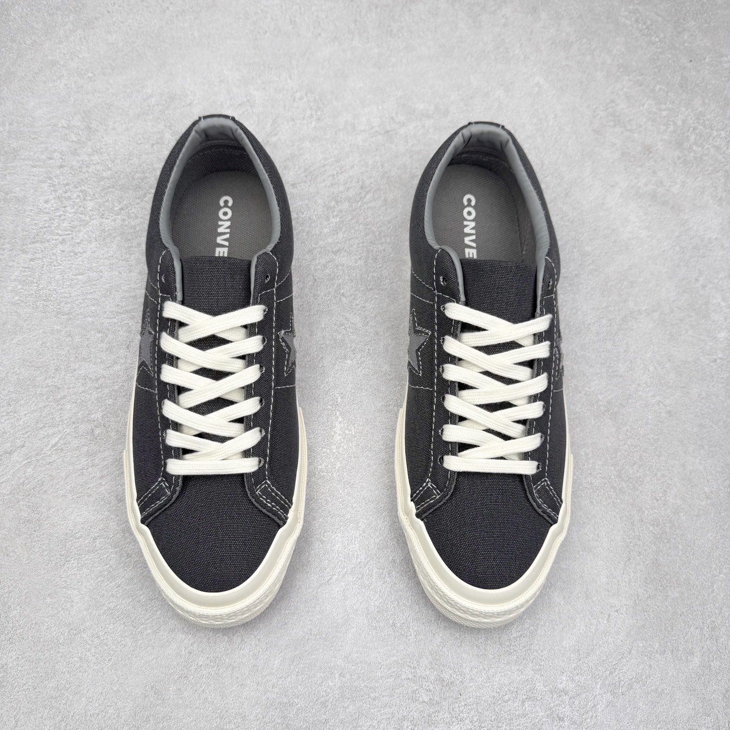 图片[2]-Converse One Star 一星黑灰 以经典One Star鞋型为蓝本 在标志性的星星图案周围增加了磨边的细节 配上水洗帆布鞋面 呈现褪色效果的做旧感 高清洁硫化工艺 货号：164360C 尺码：35 36 36.5 37 37.5 38 38.5 39 39.5 40 41 41.5 42 42.5 43 44-选品中心