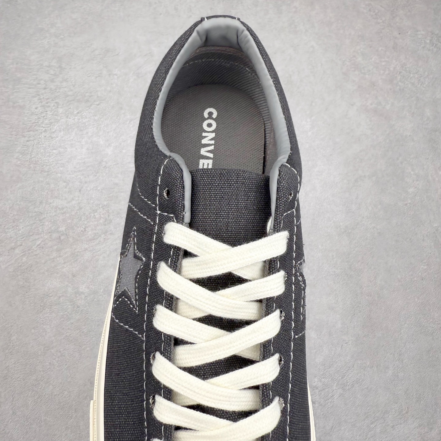 图片[5]-Converse One Star 一星黑灰 以经典One Star鞋型为蓝本 在标志性的星星图案周围增加了磨边的细节 配上水洗帆布鞋面 呈现褪色效果的做旧感 高清洁硫化工艺 货号：164360C 尺码：35 36 36.5 37 37.5 38 38.5 39 39.5 40 41 41.5 42 42.5 43 44-选品中心