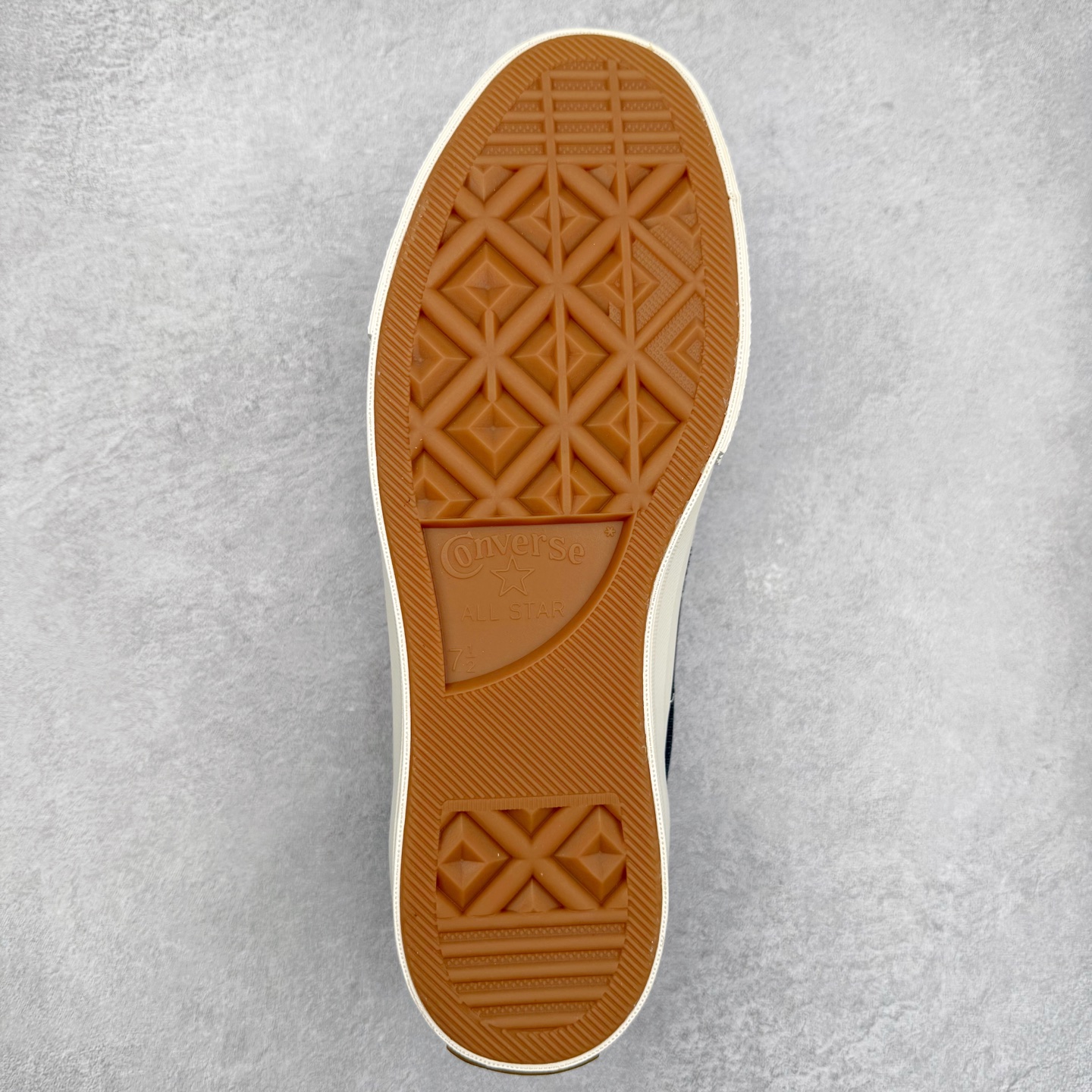 图片[9]-Converse One Star 一星黑灰 以经典One Star鞋型为蓝本 在标志性的星星图案周围增加了磨边的细节 配上水洗帆布鞋面 呈现褪色效果的做旧感 高清洁硫化工艺 货号：164360C 尺码：35 36 36.5 37 37.5 38 38.5 39 39.5 40 41 41.5 42 42.5 43 44-选品中心