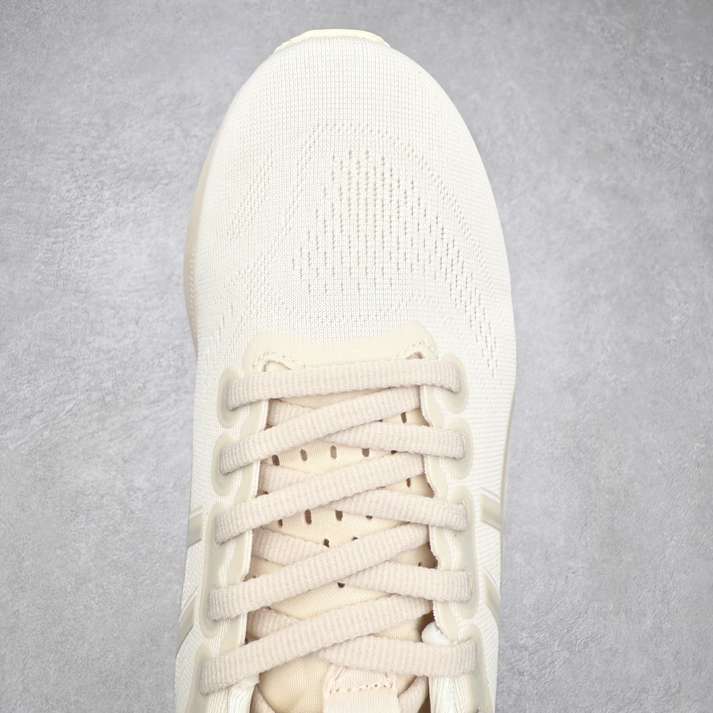 图片[4]-Asics Gel-Kayano 32 亚瑟士卡亚诺32代低帮专业有氧超轻量休闲运动全能慢跑鞋全球知名运动品牌ASICS正式推出新款GEL-KAYANO 32跑鞋，旨在通过全新稳定结构以提升产品可适性，满足跑者的足部稳定需求，让每一位跑者从起跑到结束都能够感受到焕然一新的稳定性与舒适性，从而帮助更多人找到身心平衡，获得自在舒适的健康生活方式。秉持着ASICS亚瑟士的设计哲学，全新一代GEL-KAYANO 32应运而生。为进一步升级产品的稳定性，GEL-KAYANO 采用了全新4D引导系统，通过内侧稳定装置提升可适性，满足足部稳定需求，帮助足弓迅速返回到平衡位置。作为基于生物力学研究打造的全新稳定结构，4D引导系统不仅提升了跑鞋对双脚的支撑性，它还将人体不同的运动状态纳入设计考量，帮助跑者在多种跑动强度下获得充足的稳定性和理想的舒适度。尺码：36 37 37.5 38 39.5 40 40.5 41.5 42 42.5 43.5 44 44.5 45-选品中心