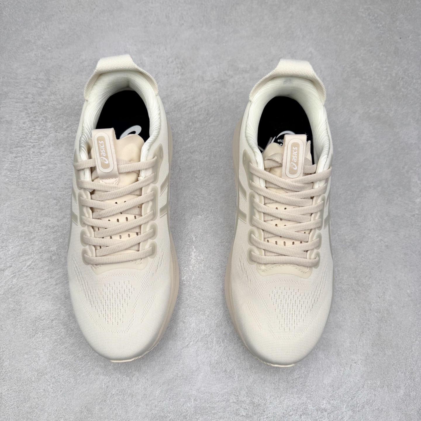 图片[2]-Asics Gel-Kayano 32 亚瑟士卡亚诺32代低帮专业有氧超轻量休闲运动全能慢跑鞋全球知名运动品牌ASICS正式推出新款GEL-KAYANO 32跑鞋，旨在通过全新稳定结构以提升产品可适性，满足跑者的足部稳定需求，让每一位跑者从起跑到结束都能够感受到焕然一新的稳定性与舒适性，从而帮助更多人找到身心平衡，获得自在舒适的健康生活方式。秉持着ASICS亚瑟士的设计哲学，全新一代GEL-KAYANO 32应运而生。为进一步升级产品的稳定性，GEL-KAYANO 采用了全新4D引导系统，通过内侧稳定装置提升可适性，满足足部稳定需求，帮助足弓迅速返回到平衡位置。作为基于生物力学研究打造的全新稳定结构，4D引导系统不仅提升了跑鞋对双脚的支撑性，它还将人体不同的运动状态纳入设计考量，帮助跑者在多种跑动强度下获得充足的稳定性和理想的舒适度。尺码：36 37 37.5 38 39.5 40 40.5 41.5 42 42.5 43.5 44 44.5 45-选品中心