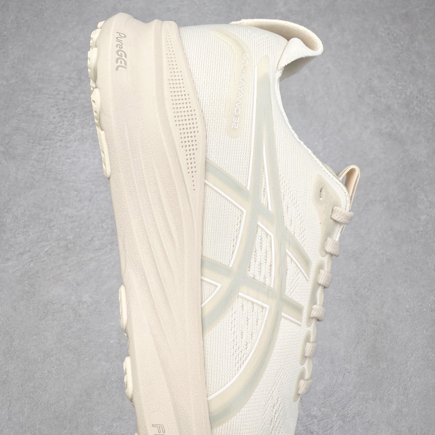 图片[6]-Asics Gel-Kayano 32 亚瑟士卡亚诺32代低帮专业有氧超轻量休闲运动全能慢跑鞋全球知名运动品牌ASICS正式推出新款GEL-KAYANO 32跑鞋，旨在通过全新稳定结构以提升产品可适性，满足跑者的足部稳定需求，让每一位跑者从起跑到结束都能够感受到焕然一新的稳定性与舒适性，从而帮助更多人找到身心平衡，获得自在舒适的健康生活方式。秉持着ASICS亚瑟士的设计哲学，全新一代GEL-KAYANO 32应运而生。为进一步升级产品的稳定性，GEL-KAYANO 采用了全新4D引导系统，通过内侧稳定装置提升可适性，满足足部稳定需求，帮助足弓迅速返回到平衡位置。作为基于生物力学研究打造的全新稳定结构，4D引导系统不仅提升了跑鞋对双脚的支撑性，它还将人体不同的运动状态纳入设计考量，帮助跑者在多种跑动强度下获得充足的稳定性和理想的舒适度。尺码：36 37 37.5 38 39.5 40 40.5 41.5 42 42.5 43.5 44 44.5 45-选品中心