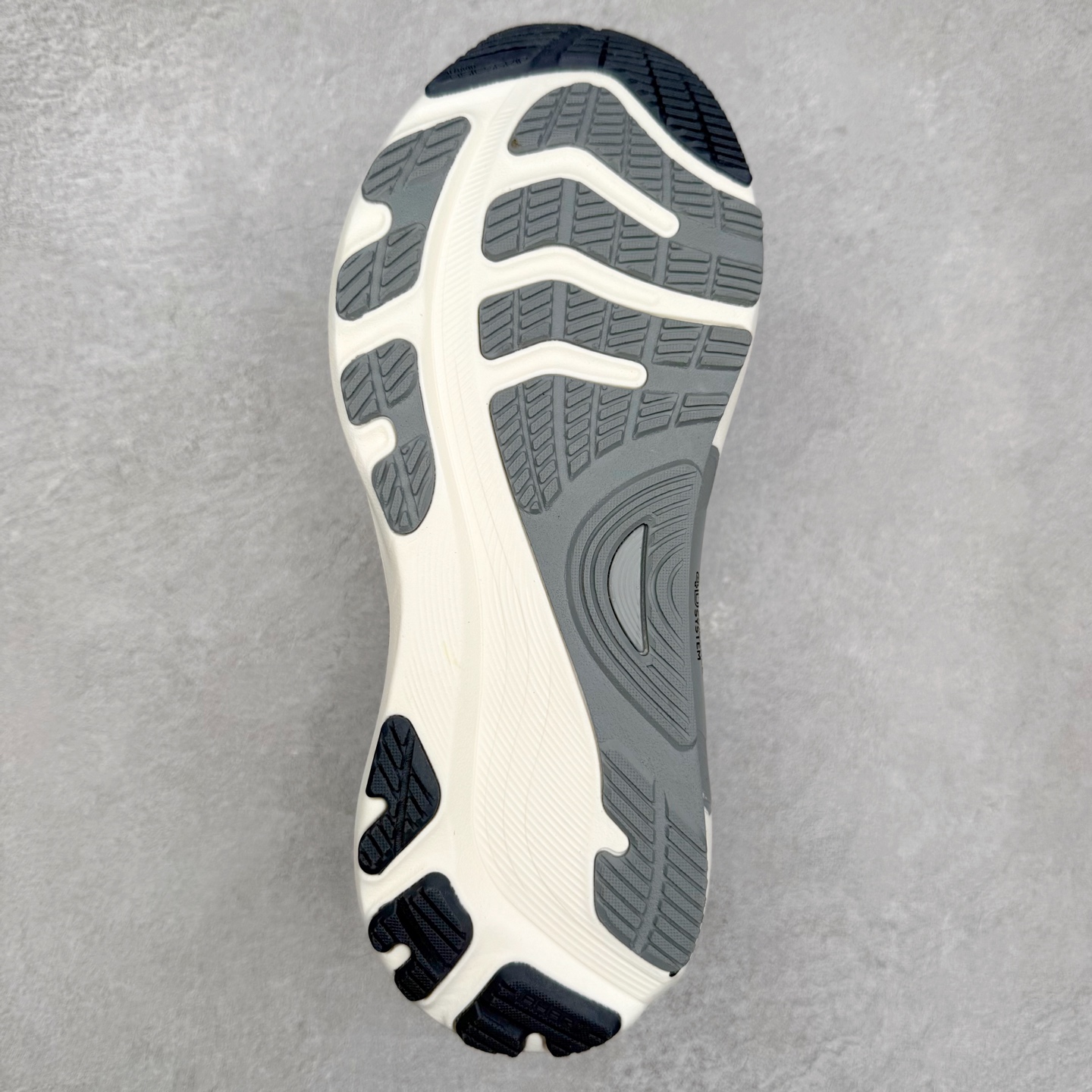 图片[9]-Asics Gel-Kayano 32 亚瑟士卡亚诺32代低帮专业有氧超轻量休闲运动全能慢跑鞋全球知名运动品牌ASICS正式推出新款GEL-KAYANO 32跑鞋，旨在通过全新稳定结构以提升产品可适性，满足跑者的足部稳定需求，让每一位跑者从起跑到结束都能够感受到焕然一新的稳定性与舒适性，从而帮助更多人找到身心平衡，获得自在舒适的健康生活方式。秉持着ASICS亚瑟士的设计哲学，全新一代GEL-KAYANO 32应运而生。为进一步升级产品的稳定性，GEL-KAYANO 采用了全新4D引导系统，通过内侧稳定装置提升可适性，满足足部稳定需求，帮助足弓迅速返回到平衡位置。作为基于生物力学研究打造的全新稳定结构，4D引导系统不仅提升了跑鞋对双脚的支撑性，它还将人体不同的运动状态纳入设计考量，帮助跑者在多种跑动强度下获得充足的稳定性和理想的舒适度。尺码：36 37 37.5 38 39.5 40 40.5 41.5 42 42.5 43.5 44 44.5 45-选品中心