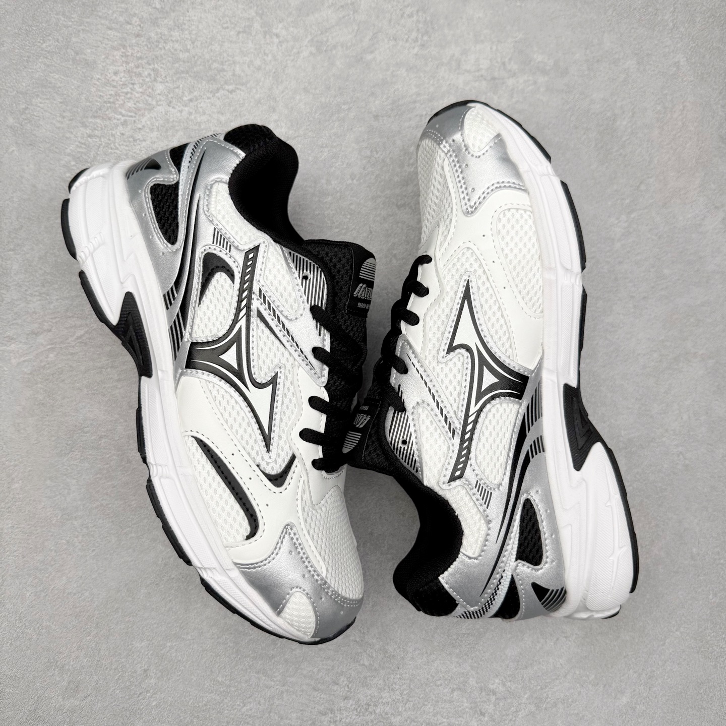 图片[3]-Mizuno Speed 2K 美津浓复古厚底织物合成革防滑耐磨透气低帮休闲跑步鞋 美津浓（Mizuno）是日本美津浓株式会社于1906年创立的运动品牌，经过一个多世纪的不断努力现已成为世界著名的运动器具、服装和鞋类生产商。美津浓力求服务于各类运动项目，并竭力使运动生活更加愉快和振奋。产品种类齐全，覆盖几乎全部主要运动项目，达到30万多个品类。尺码：36 36.5 37.5 38 38.5 39 40 40.5 41 42 42.5 43 44 44.5 45-选品中心