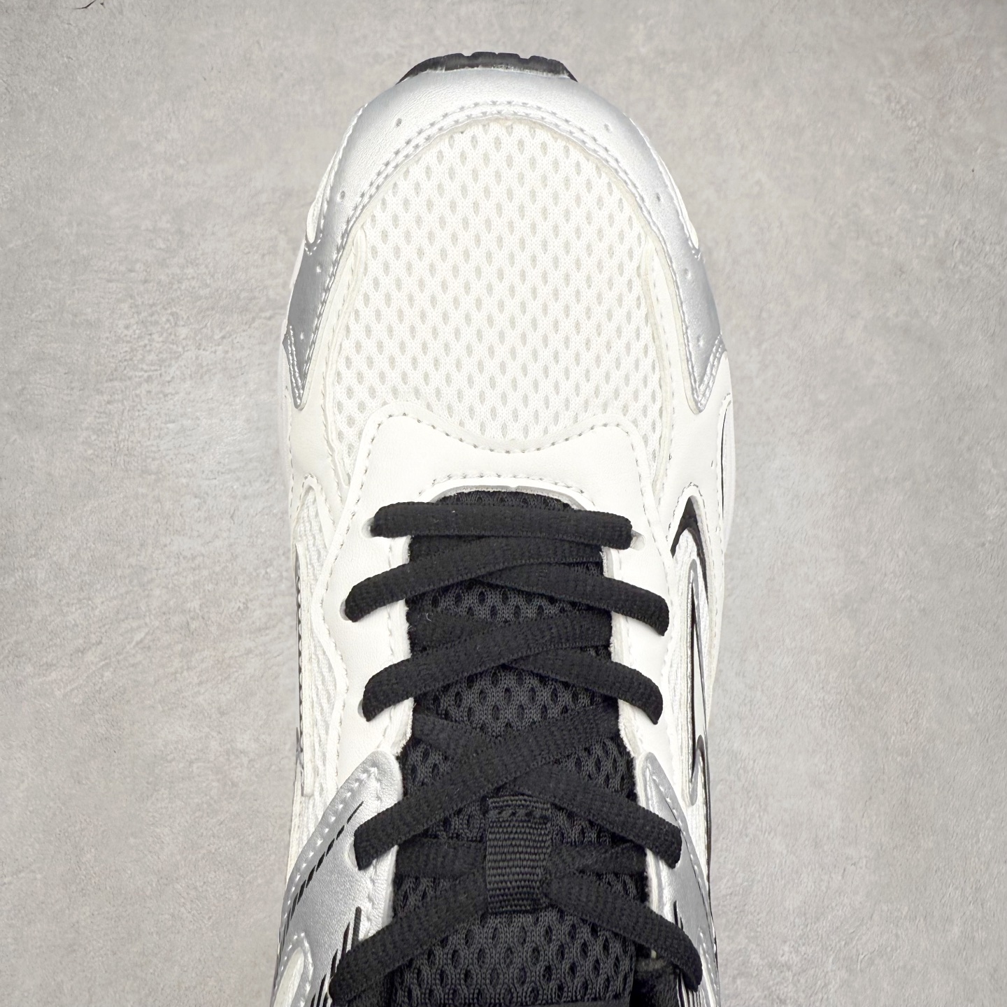 图片[4]-Mizuno Speed 2K 美津浓复古厚底织物合成革防滑耐磨透气低帮休闲跑步鞋 美津浓（Mizuno）是日本美津浓株式会社于1906年创立的运动品牌，经过一个多世纪的不断努力现已成为世界著名的运动器具、服装和鞋类生产商。美津浓力求服务于各类运动项目，并竭力使运动生活更加愉快和振奋。产品种类齐全，覆盖几乎全部主要运动项目，达到30万多个品类。尺码：36 36.5 37.5 38 38.5 39 40 40.5 41 42 42.5 43 44 44.5 45-选品中心