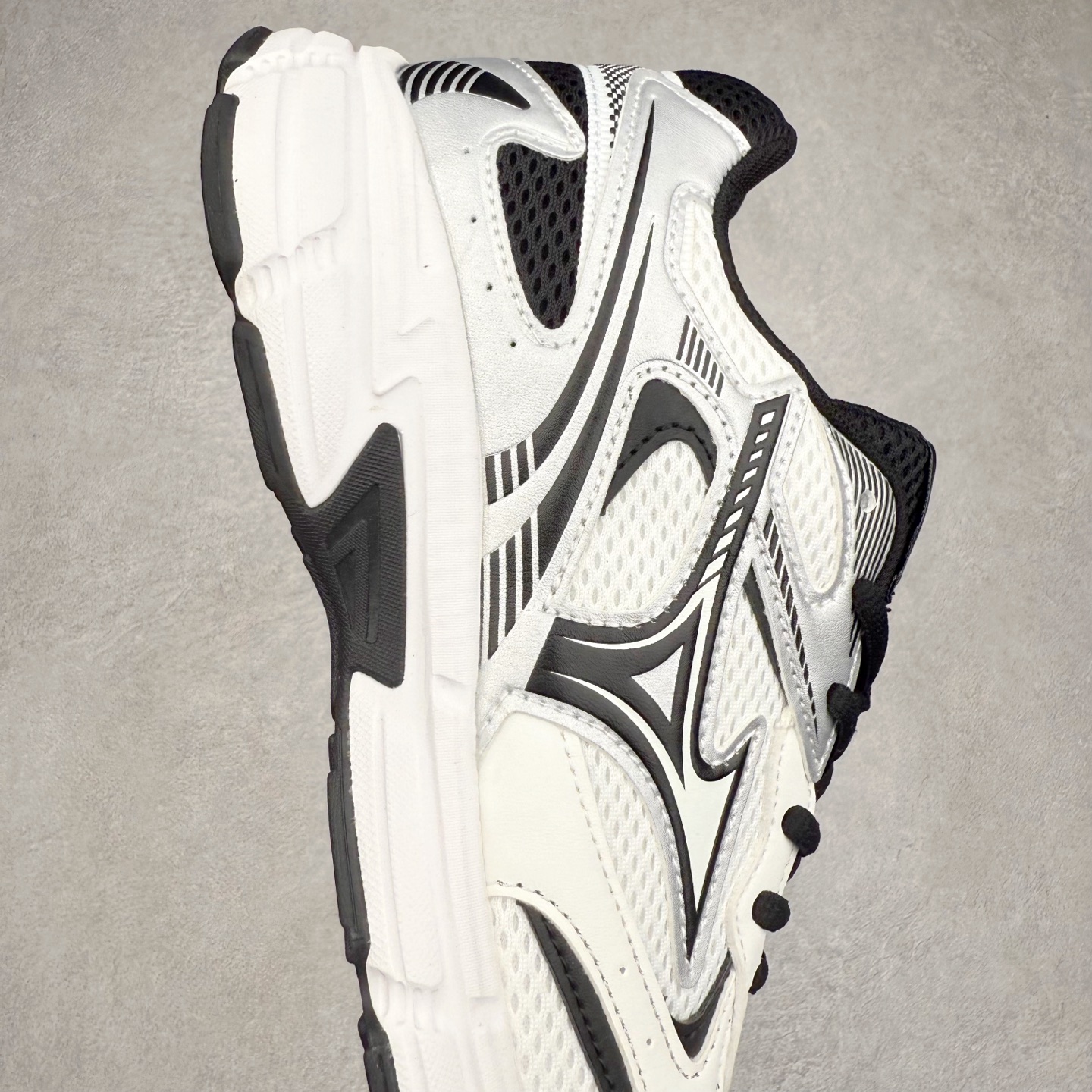 图片[6]-Mizuno Speed 2K 美津浓复古厚底织物合成革防滑耐磨透气低帮休闲跑步鞋 美津浓（Mizuno）是日本美津浓株式会社于1906年创立的运动品牌，经过一个多世纪的不断努力现已成为世界著名的运动器具、服装和鞋类生产商。美津浓力求服务于各类运动项目，并竭力使运动生活更加愉快和振奋。产品种类齐全，覆盖几乎全部主要运动项目，达到30万多个品类。尺码：36 36.5 37.5 38 38.5 39 40 40.5 41 42 42.5 43 44 44.5 45-选品中心