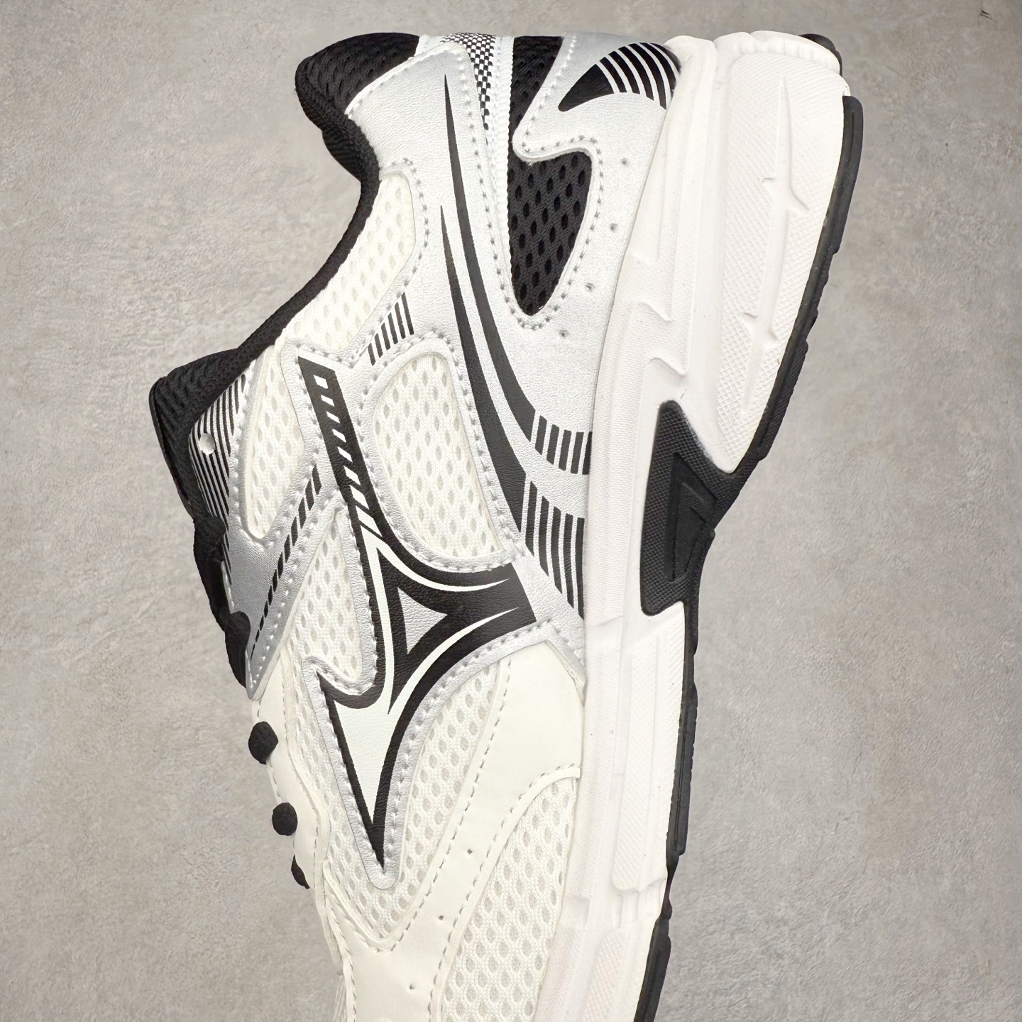 图片[7]-Mizuno Speed 2K 美津浓复古厚底织物合成革防滑耐磨透气低帮休闲跑步鞋 美津浓（Mizuno）是日本美津浓株式会社于1906年创立的运动品牌，经过一个多世纪的不断努力现已成为世界著名的运动器具、服装和鞋类生产商。美津浓力求服务于各类运动项目，并竭力使运动生活更加愉快和振奋。产品种类齐全，覆盖几乎全部主要运动项目，达到30万多个品类。尺码：36 36.5 37.5 38 38.5 39 40 40.5 41 42 42.5 43 44 44.5 45-选品中心