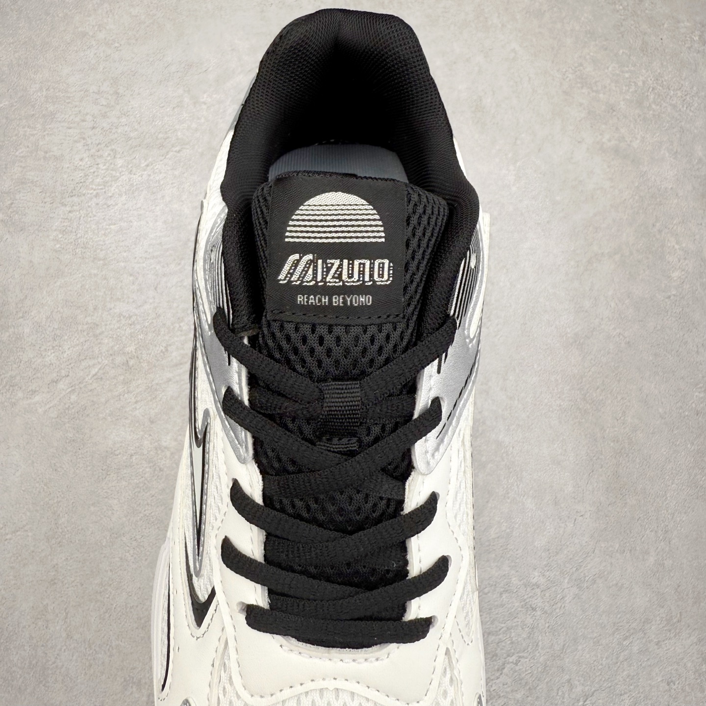 图片[5]-Mizuno Speed 2K 美津浓复古厚底织物合成革防滑耐磨透气低帮休闲跑步鞋 美津浓（Mizuno）是日本美津浓株式会社于1906年创立的运动品牌，经过一个多世纪的不断努力现已成为世界著名的运动器具、服装和鞋类生产商。美津浓力求服务于各类运动项目，并竭力使运动生活更加愉快和振奋。产品种类齐全，覆盖几乎全部主要运动项目，达到30万多个品类。尺码：36 36.5 37.5 38 38.5 39 40 40.5 41 42 42.5 43 44 44.5 45-选品中心