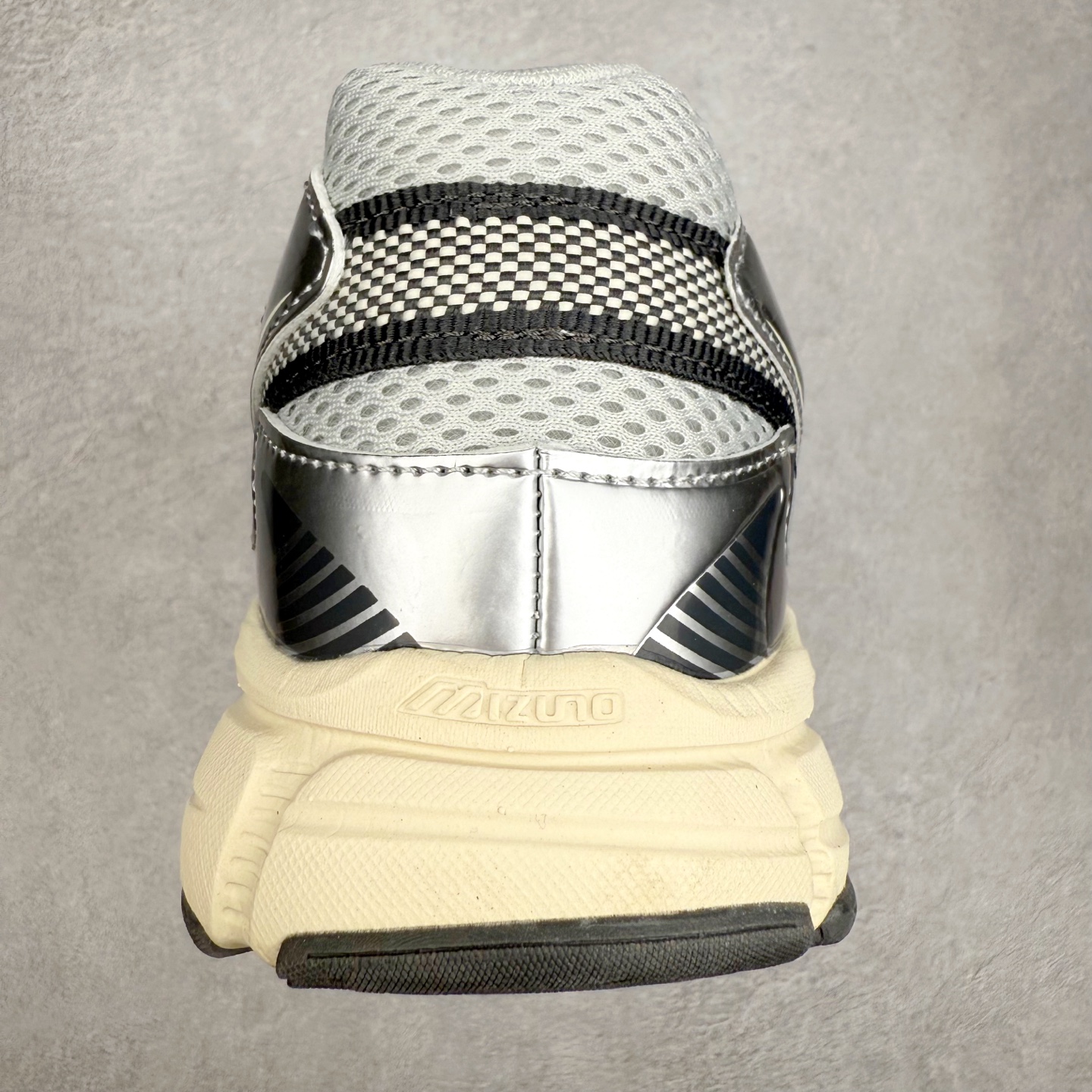 图片[8]-Mizuno Speed 2K 美津浓复古厚底织物合成革防滑耐磨透气低帮休闲跑步鞋 美津浓（Mizuno）是日本美津浓株式会社于1906年创立的运动品牌，经过一个多世纪的不断努力现已成为世界著名的运动器具、服装和鞋类生产商。美津浓力求服务于各类运动项目，并竭力使运动生活更加愉快和振奋。产品种类齐全，覆盖几乎全部主要运动项目，达到30万多个品类。尺码：36 36.5 37.5 38 38.5 39 40 40.5 41 42 42.5 43 44 44.5 45-选品中心