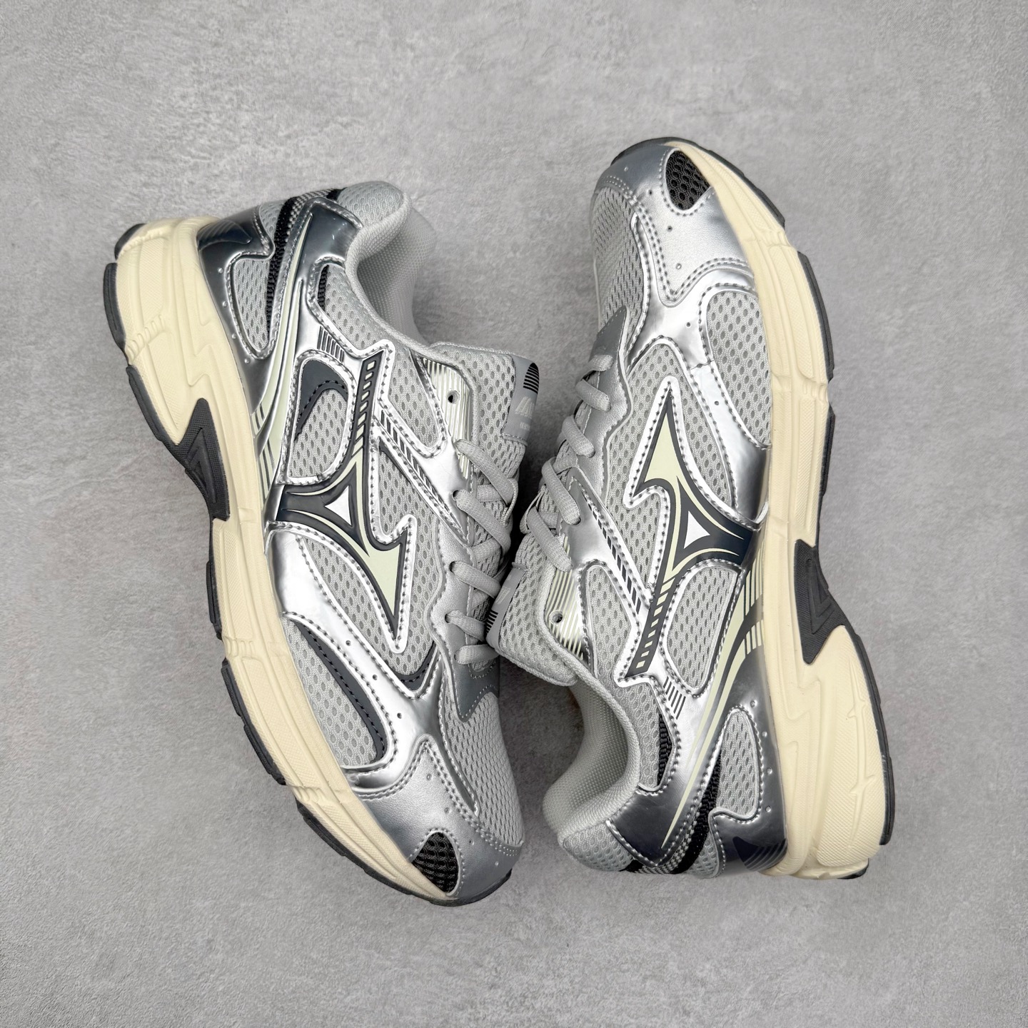 图片[3]-Mizuno Speed 2K 美津浓复古厚底织物合成革防滑耐磨透气低帮休闲跑步鞋 美津浓（Mizuno）是日本美津浓株式会社于1906年创立的运动品牌，经过一个多世纪的不断努力现已成为世界著名的运动器具、服装和鞋类生产商。美津浓力求服务于各类运动项目，并竭力使运动生活更加愉快和振奋。产品种类齐全，覆盖几乎全部主要运动项目，达到30万多个品类。尺码：36 36.5 37.5 38 38.5 39 40 40.5 41 42 42.5 43 44 44.5 45-选品中心