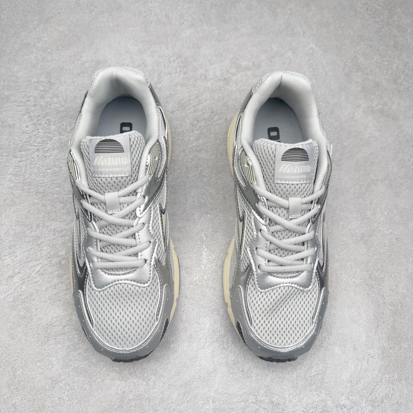 图片[2]-Mizuno Speed 2K 美津浓复古厚底织物合成革防滑耐磨透气低帮休闲跑步鞋 美津浓（Mizuno）是日本美津浓株式会社于1906年创立的运动品牌，经过一个多世纪的不断努力现已成为世界著名的运动器具、服装和鞋类生产商。美津浓力求服务于各类运动项目，并竭力使运动生活更加愉快和振奋。产品种类齐全，覆盖几乎全部主要运动项目，达到30万多个品类。尺码：36 36.5 37.5 38 38.5 39 40 40.5 41 42 42.5 43 44 44.5 45-选品中心