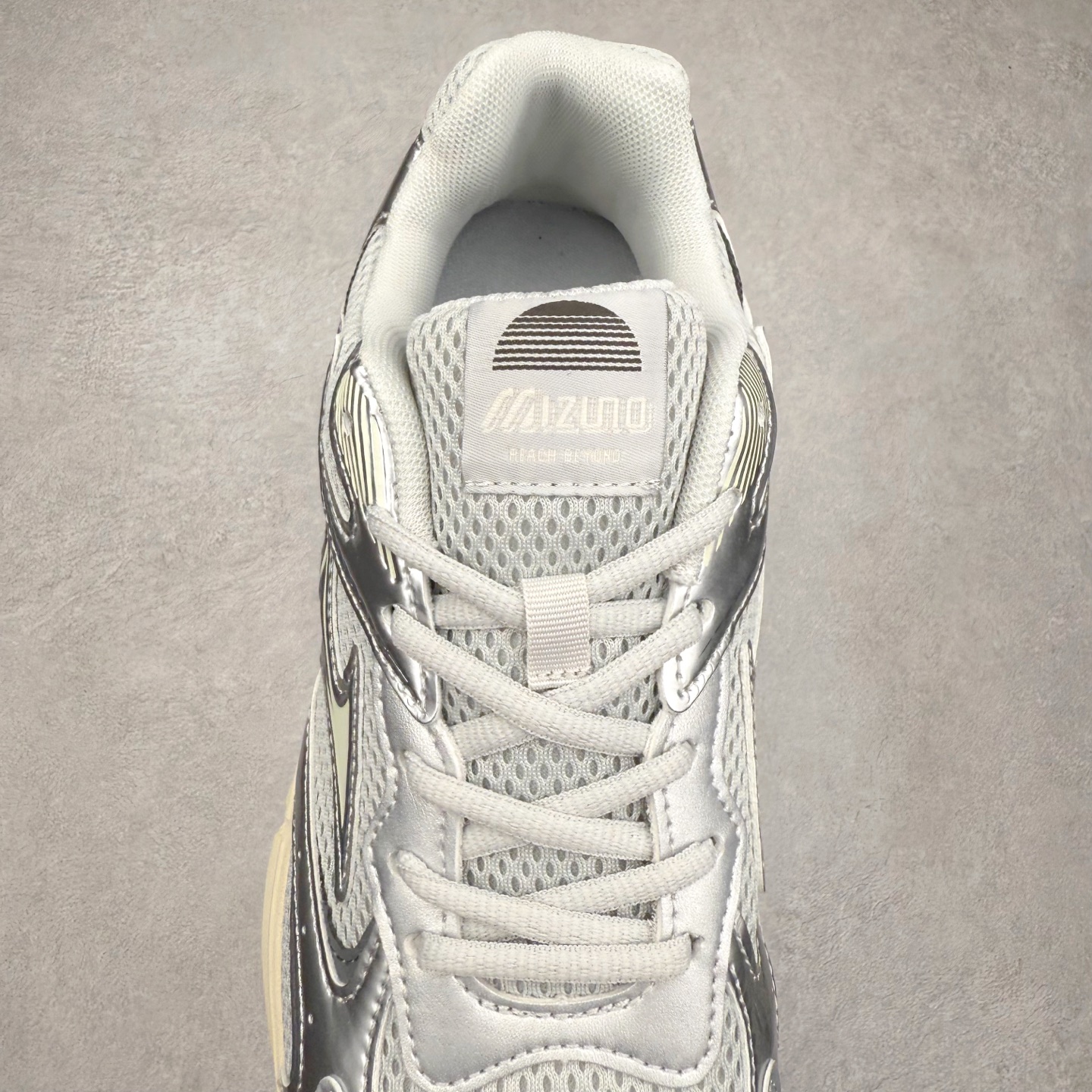 图片[5]-Mizuno Speed 2K 美津浓复古厚底织物合成革防滑耐磨透气低帮休闲跑步鞋 美津浓（Mizuno）是日本美津浓株式会社于1906年创立的运动品牌，经过一个多世纪的不断努力现已成为世界著名的运动器具、服装和鞋类生产商。美津浓力求服务于各类运动项目，并竭力使运动生活更加愉快和振奋。产品种类齐全，覆盖几乎全部主要运动项目，达到30万多个品类。尺码：36 36.5 37.5 38 38.5 39 40 40.5 41 42 42.5 43 44 44.5 45-选品中心