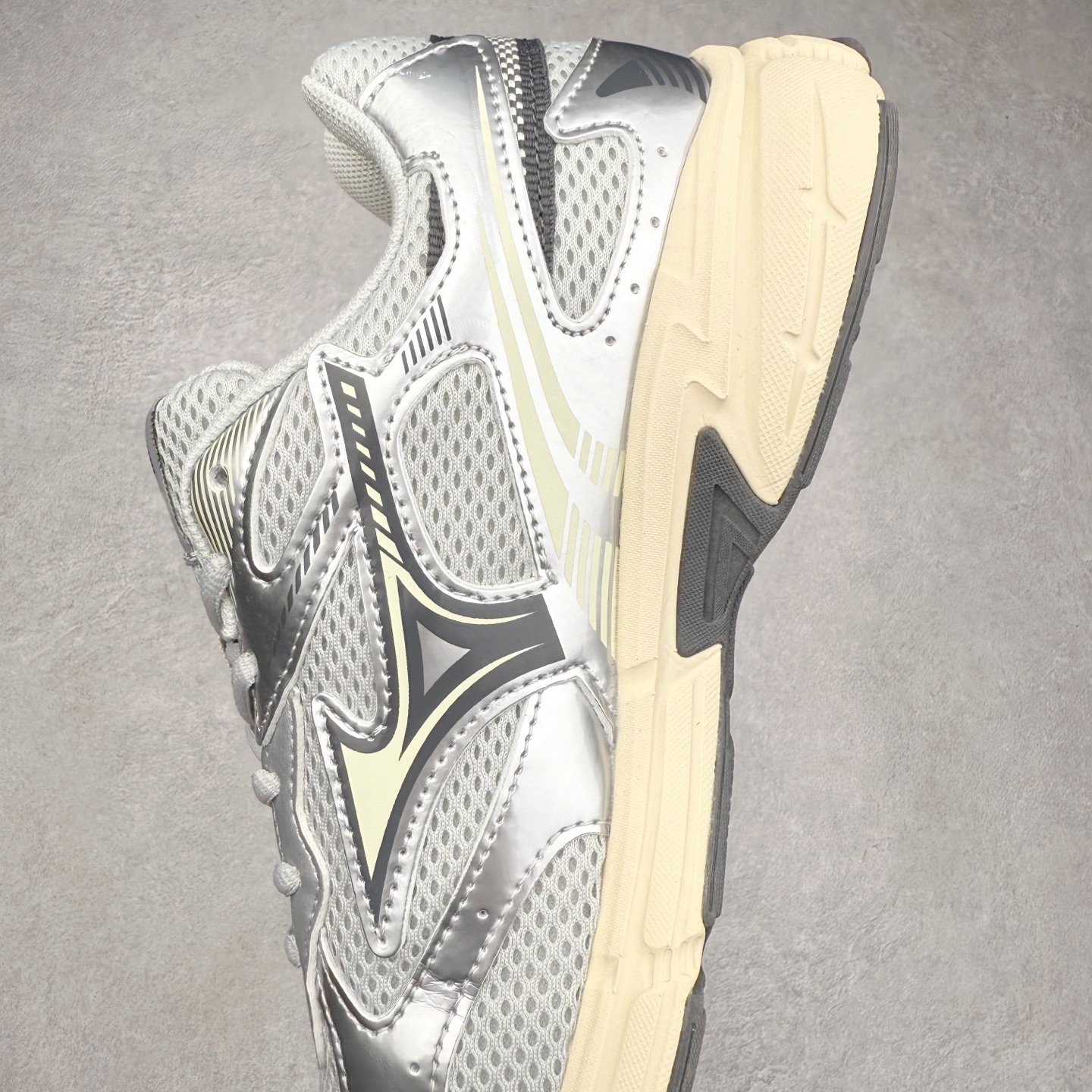 图片[7]-Mizuno Speed 2K 美津浓复古厚底织物合成革防滑耐磨透气低帮休闲跑步鞋 美津浓（Mizuno）是日本美津浓株式会社于1906年创立的运动品牌，经过一个多世纪的不断努力现已成为世界著名的运动器具、服装和鞋类生产商。美津浓力求服务于各类运动项目，并竭力使运动生活更加愉快和振奋。产品种类齐全，覆盖几乎全部主要运动项目，达到30万多个品类。尺码：36 36.5 37.5 38 38.5 39 40 40.5 41 42 42.5 43 44 44.5 45-选品中心