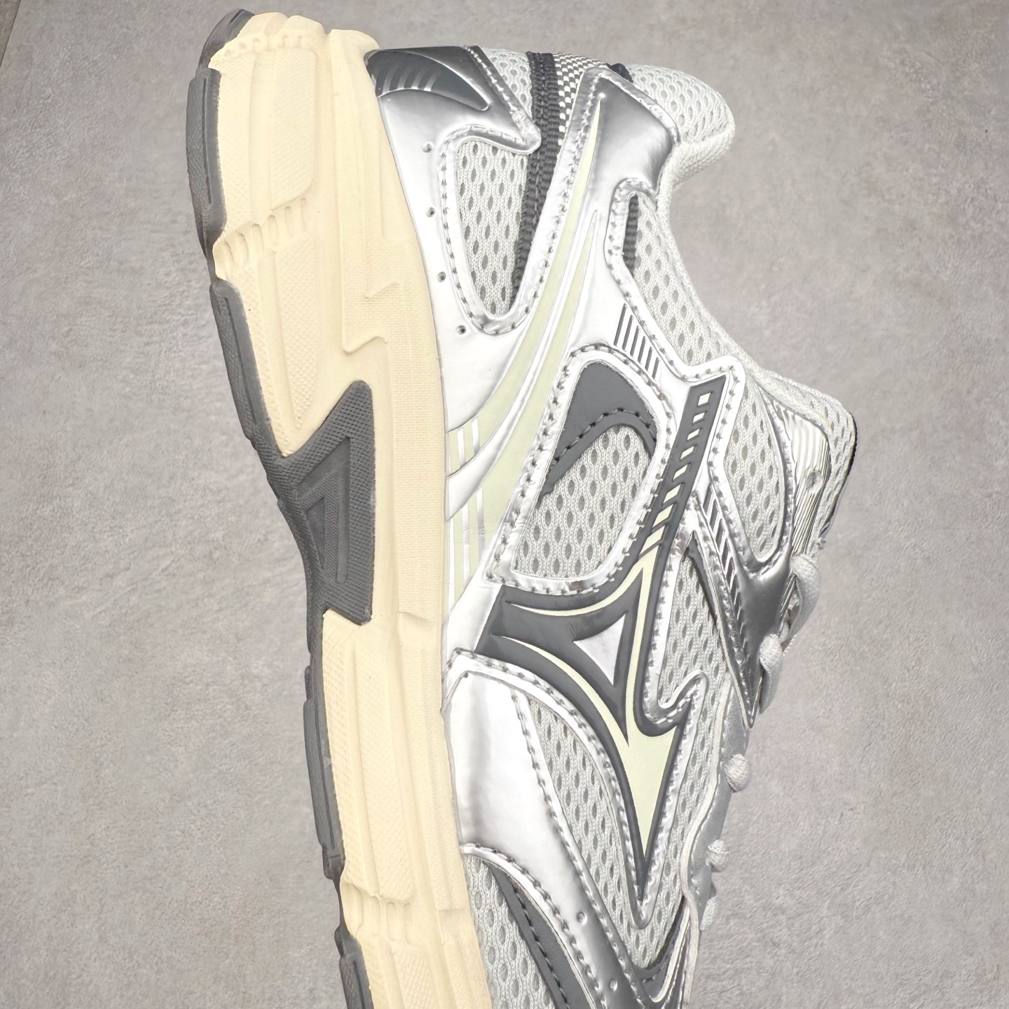 图片[6]-Mizuno Speed 2K 美津浓复古厚底织物合成革防滑耐磨透气低帮休闲跑步鞋 美津浓（Mizuno）是日本美津浓株式会社于1906年创立的运动品牌，经过一个多世纪的不断努力现已成为世界著名的运动器具、服装和鞋类生产商。美津浓力求服务于各类运动项目，并竭力使运动生活更加愉快和振奋。产品种类齐全，覆盖几乎全部主要运动项目，达到30万多个品类。尺码：36 36.5 37.5 38 38.5 39 40 40.5 41 42 42.5 43 44 44.5 45-选品中心