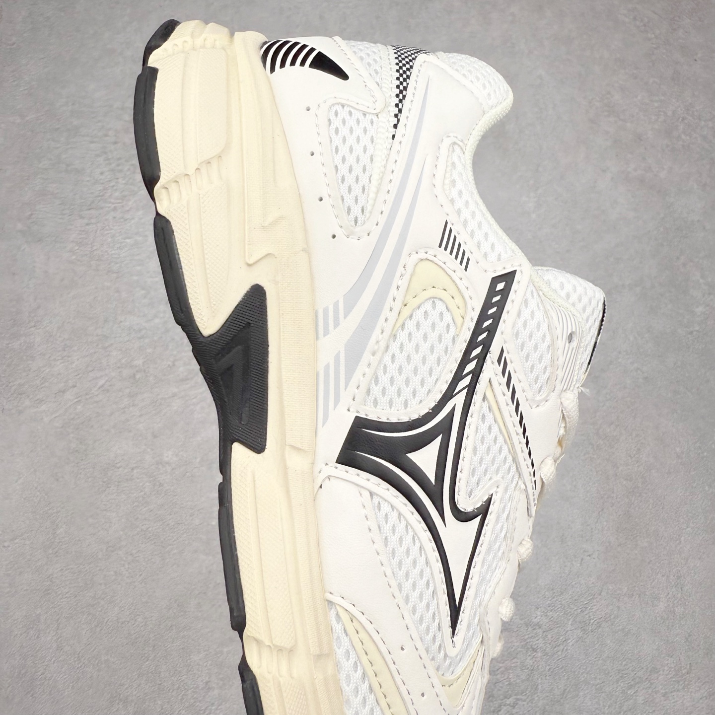 图片[6]-Mizuno Speed 2K 美津浓复古厚底织物合成革防滑耐磨透气低帮休闲跑步鞋 美津浓（Mizuno）是日本美津浓株式会社于1906年创立的运动品牌，经过一个多世纪的不断努力现已成为世界著名的运动器具、服装和鞋类生产商。美津浓力求服务于各类运动项目，并竭力使运动生活更加愉快和振奋。产品种类齐全，覆盖几乎全部主要运动项目，达到30万多个品类。尺码：36 36.5 37.5 38 38.5 39 40 40.5 41 42 42.5 43 44 44.5 45-选品中心