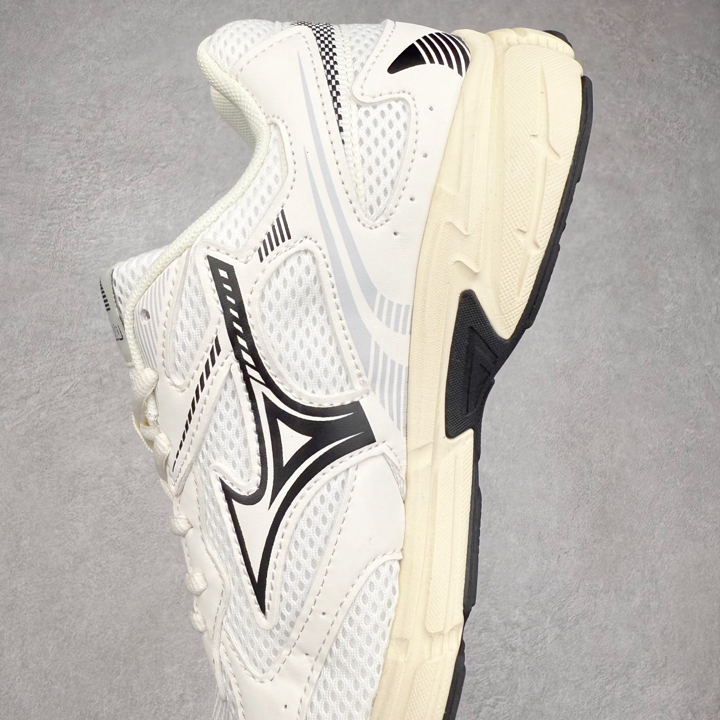 图片[7]-Mizuno Speed 2K 美津浓复古厚底织物合成革防滑耐磨透气低帮休闲跑步鞋 美津浓（Mizuno）是日本美津浓株式会社于1906年创立的运动品牌，经过一个多世纪的不断努力现已成为世界著名的运动器具、服装和鞋类生产商。美津浓力求服务于各类运动项目，并竭力使运动生活更加愉快和振奋。产品种类齐全，覆盖几乎全部主要运动项目，达到30万多个品类。尺码：36 36.5 37.5 38 38.5 39 40 40.5 41 42 42.5 43 44 44.5 45-选品中心